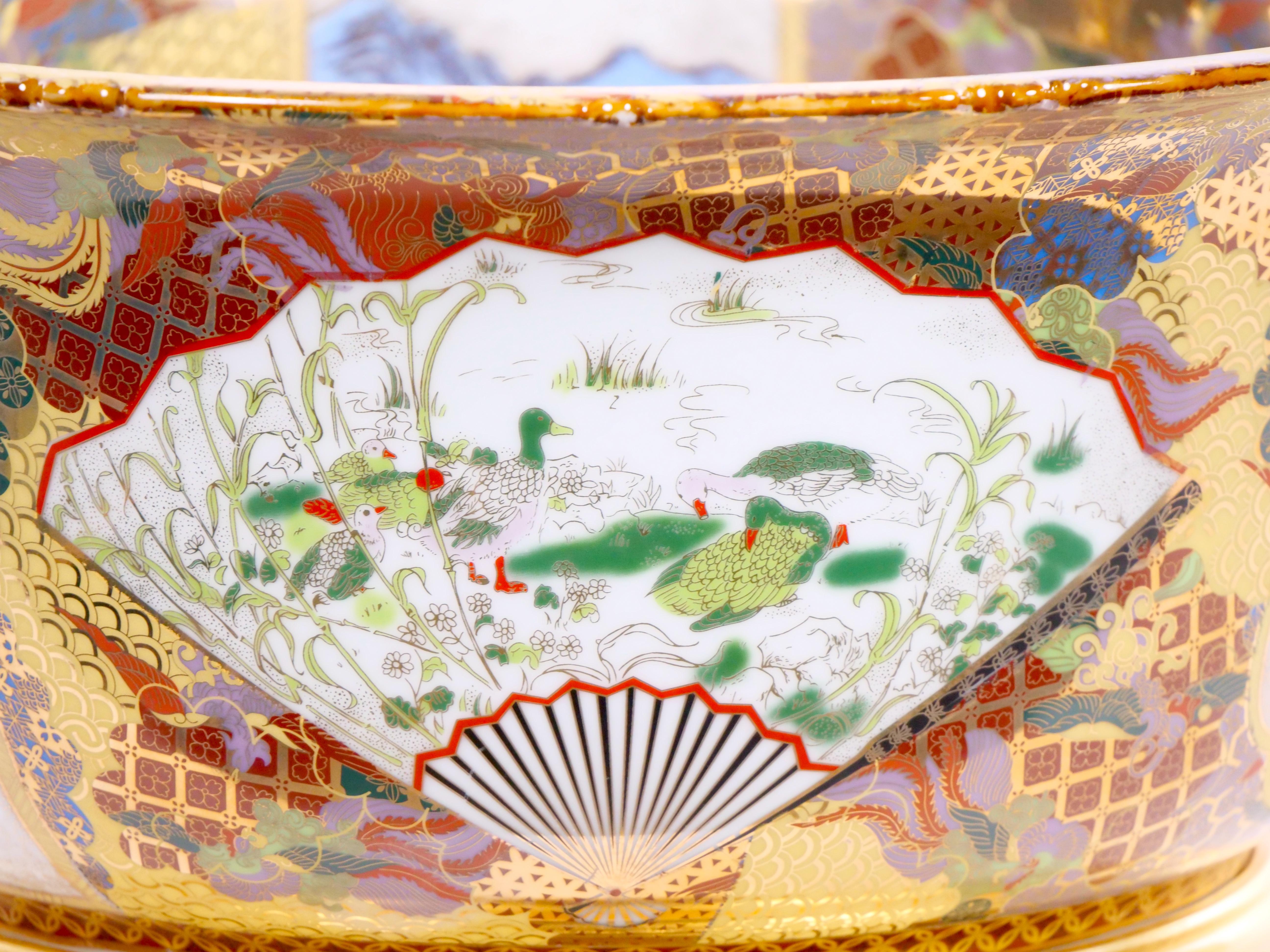 Cuenco de porcelana de exportación china pintado a mano y dorado y soporte de madera dorada siglo XX en venta