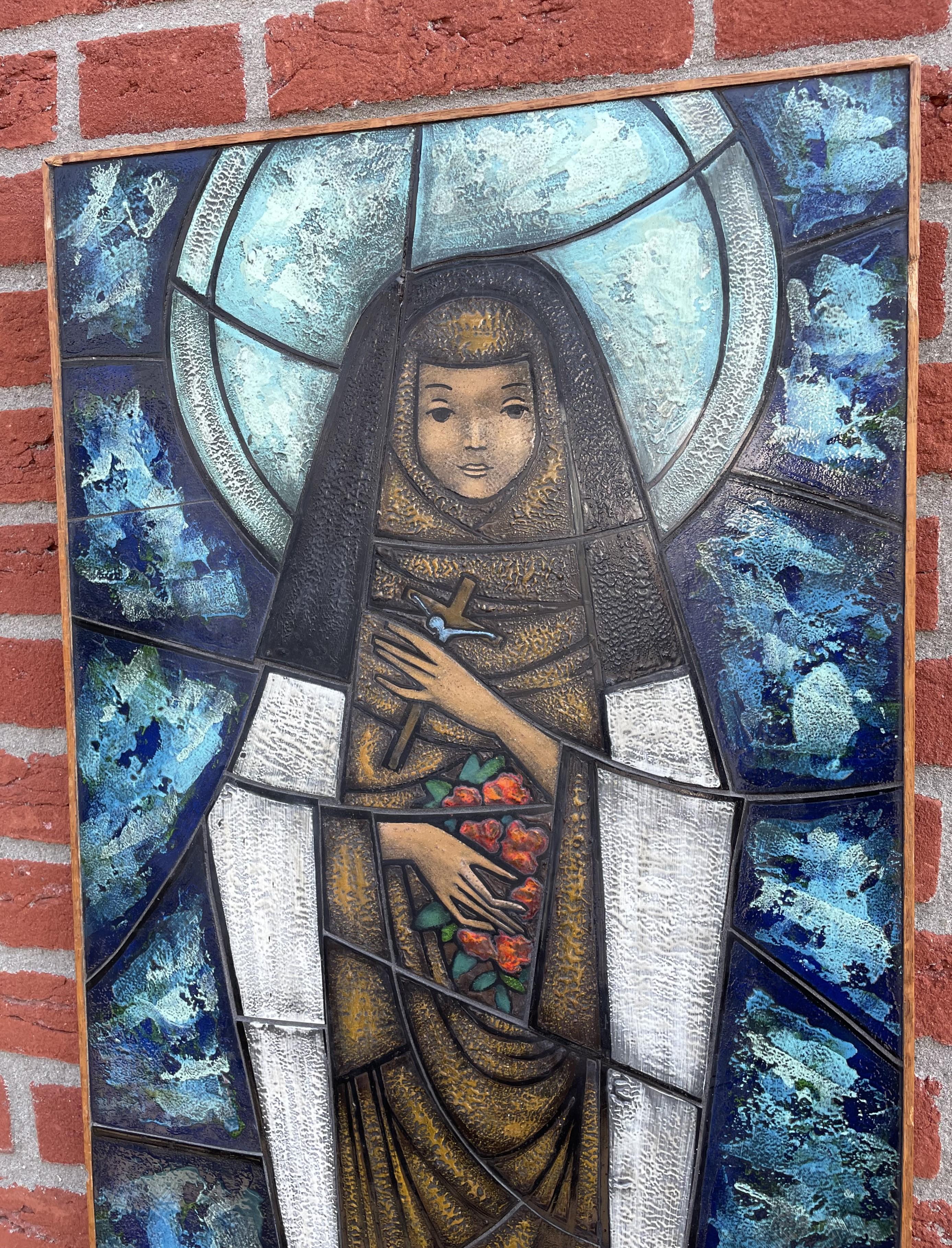 Atemberaubendes, einzigartiges, lebendiges und bedeutungsvolles religiöses Kunstwerk.

Die heilige Thérèse von Lisieux (1873-1897) ist die Schutzpatronin Frankreichs und auch als heilige Thérèse vom Kinde Jesu und dem Heiligen Antlitz bekannt. Sie