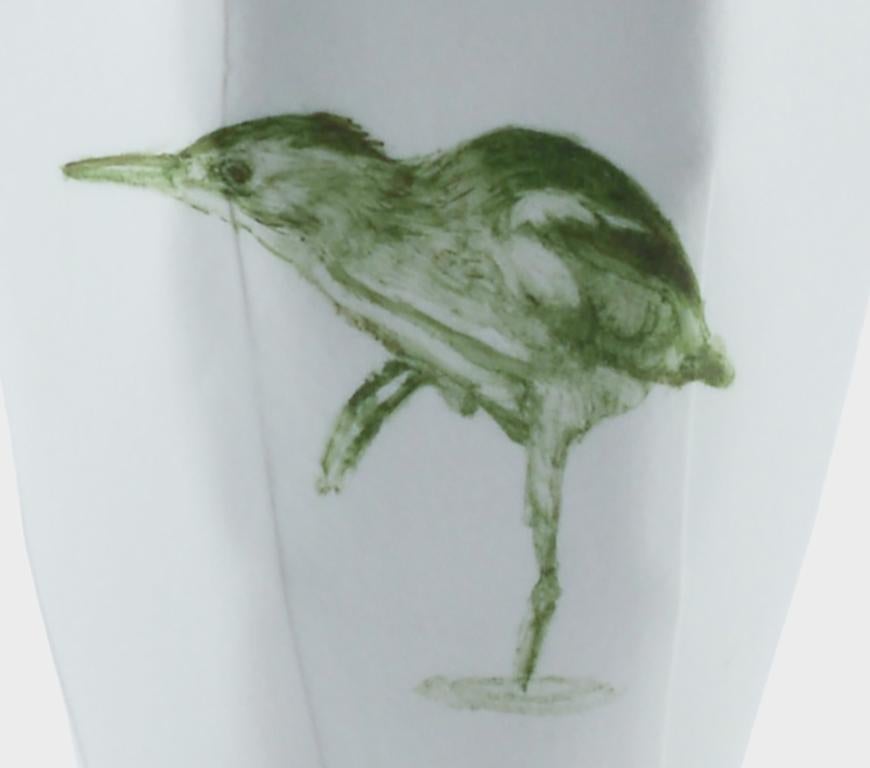Realizzato a mano in Nymphenburg Porcelain, questo vaso della serie Lightscape è in porcellana di bisquit bianca all'esterno e smaltata all'interno. La texture del vaso ricorda la carta acquerello ruvida ed è un originale dipinto a mano da Ruth