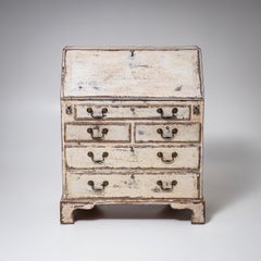 Bureau géorgien à façade inclinée, peint à la main et patiné, vers 1800