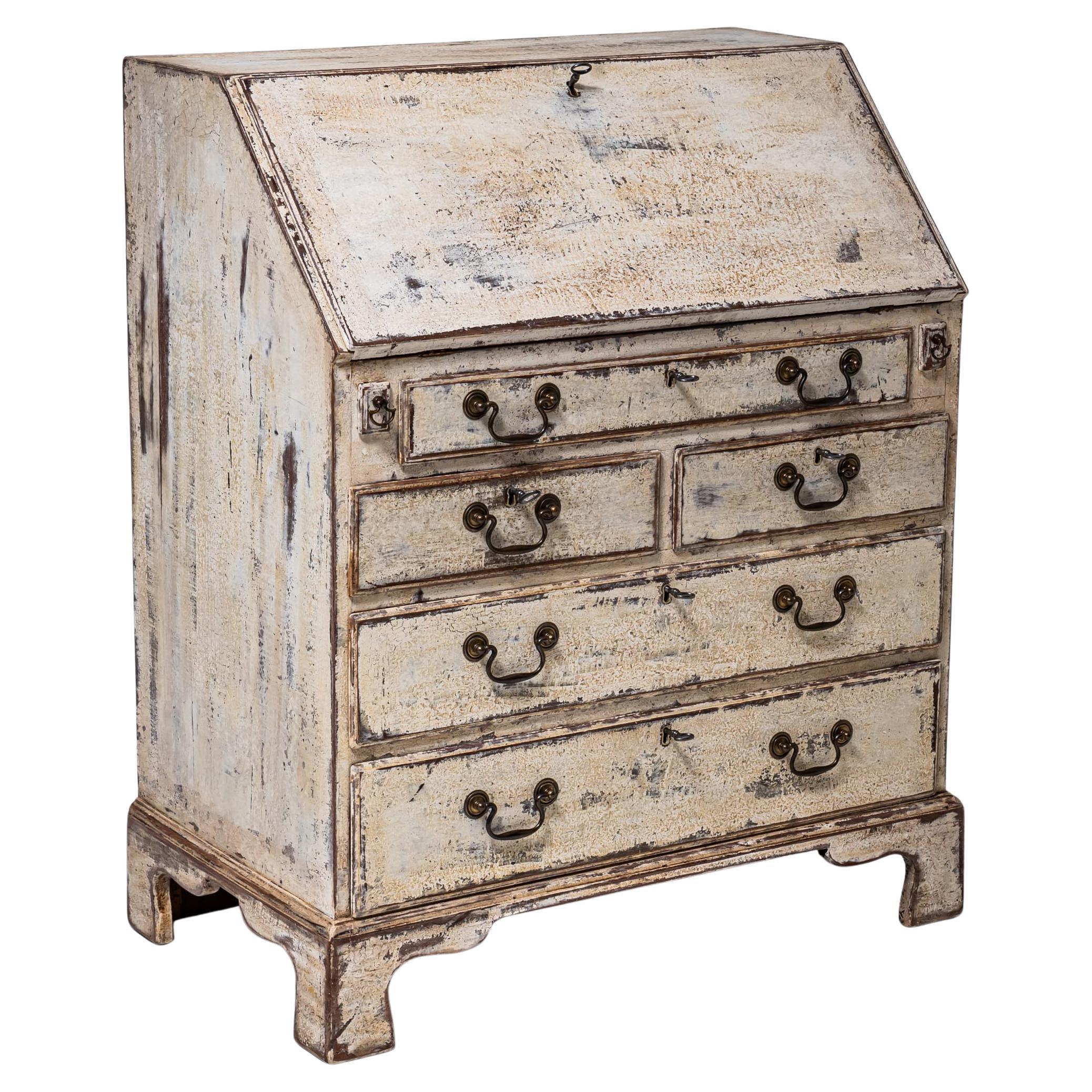 Handbemalter und patinierter georgianischer Schrägfrontschreibtisch, um 1800 im Angebot