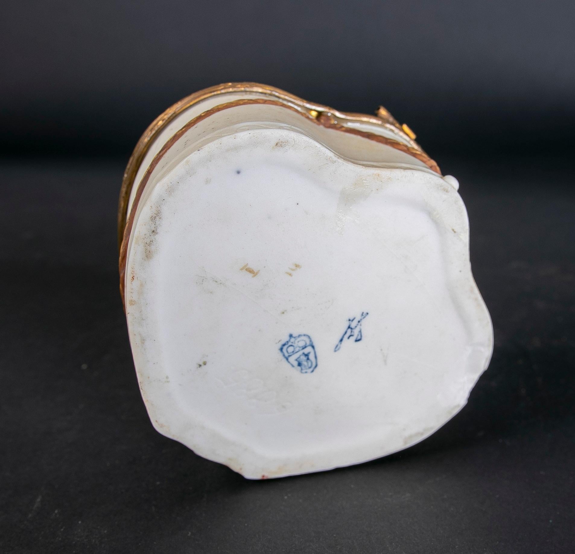 Boîte en porcelaine peinte et scellée à la main avec le visage d'une fille sur le couvercle en vente 4