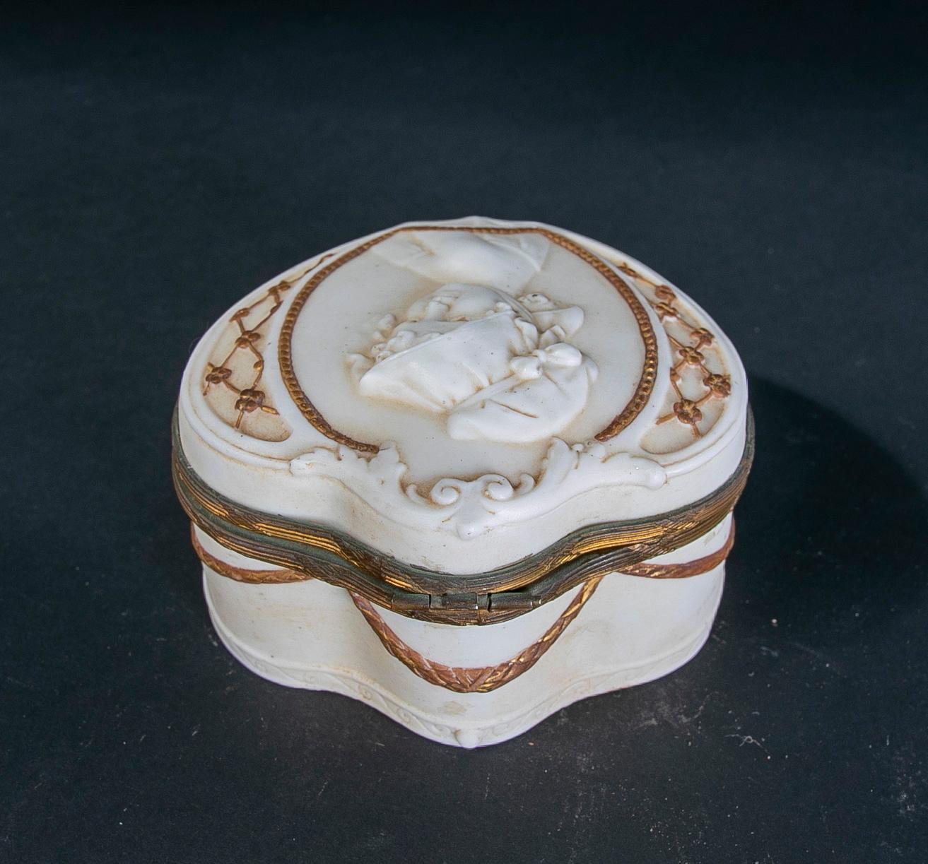 Hand Painted and Sealed Porcelain Box with Girl's Face on the Lid In Good Condition For Sale In Marbella, ES