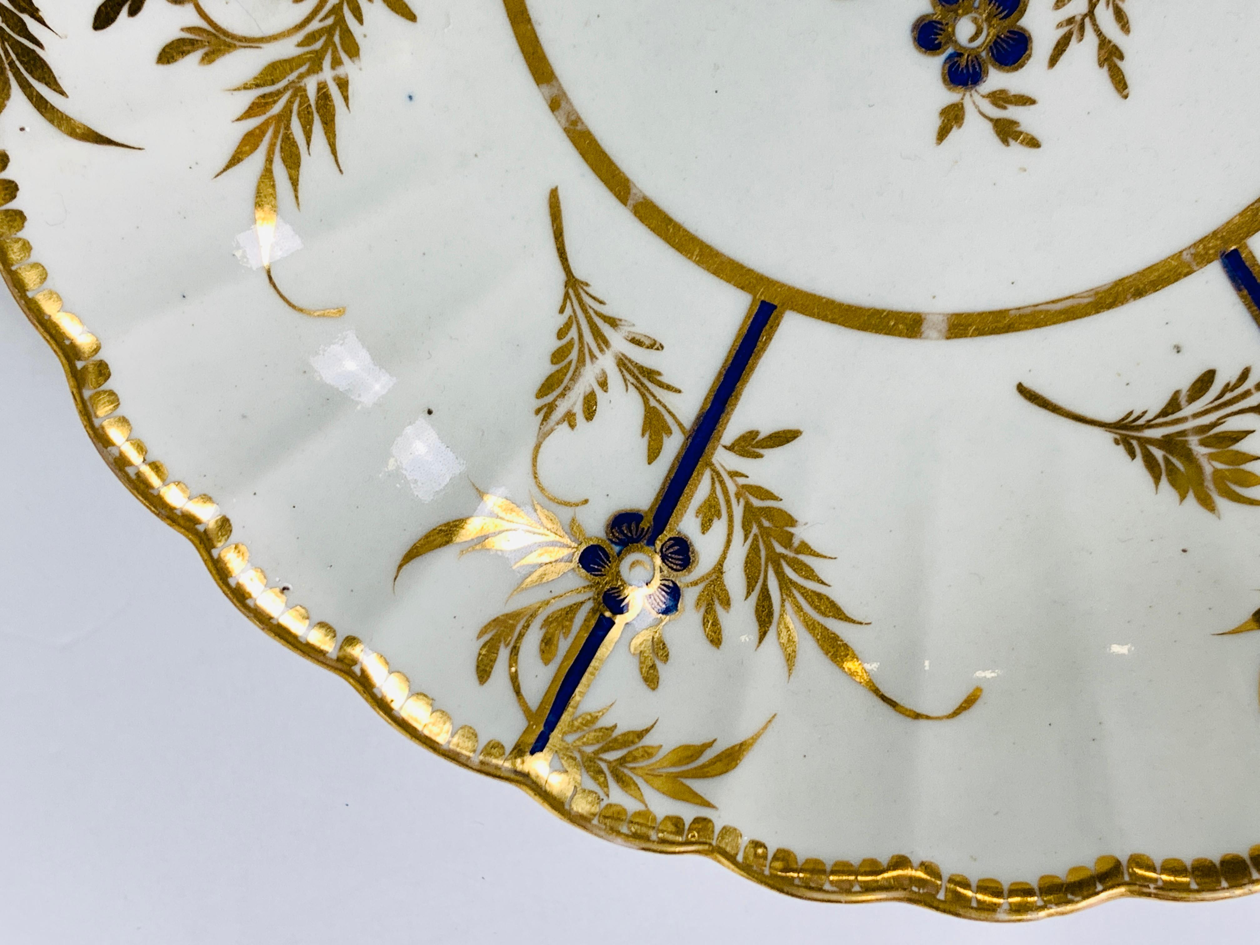 Plat en porcelaine anglaise bleu et or peint à la main du 18ème siècle vers 1780 Bon état - En vente à Katonah, NY