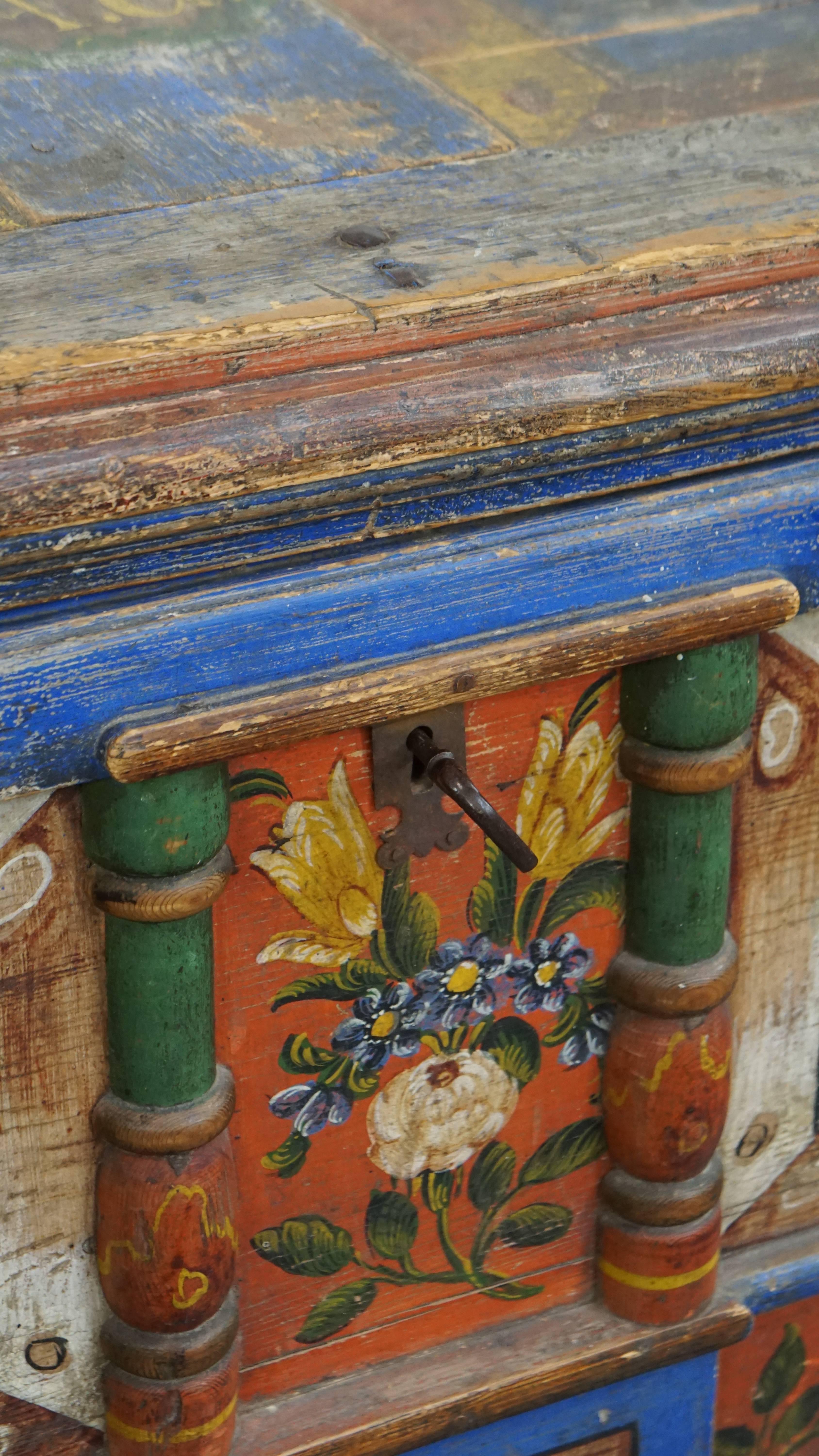 Hand-painted antique bridal chest/ coffee table from the 19th century For Sale 4
