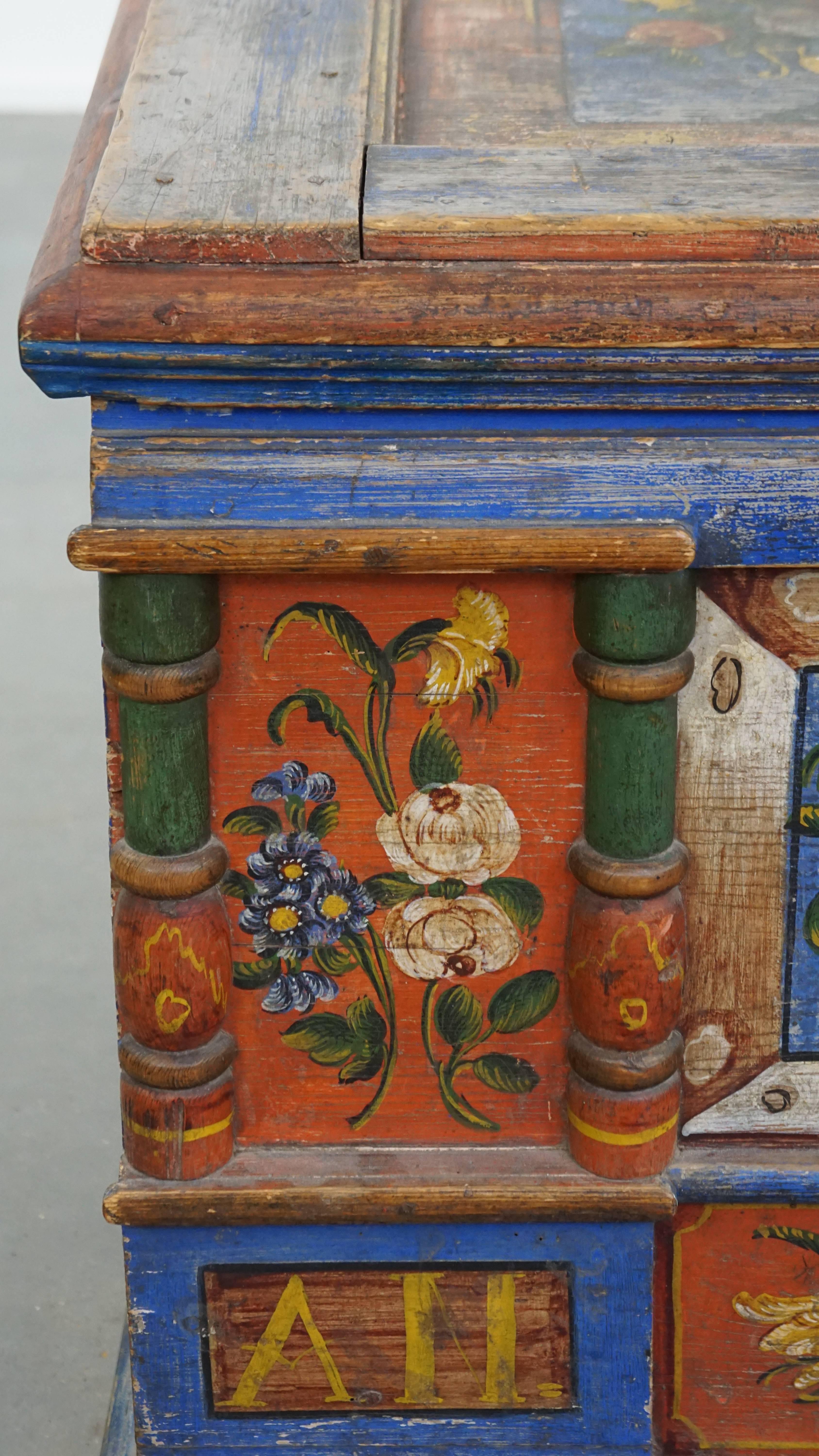 Hand-painted antique bridal chest/ coffee table from the 19th century For Sale 5