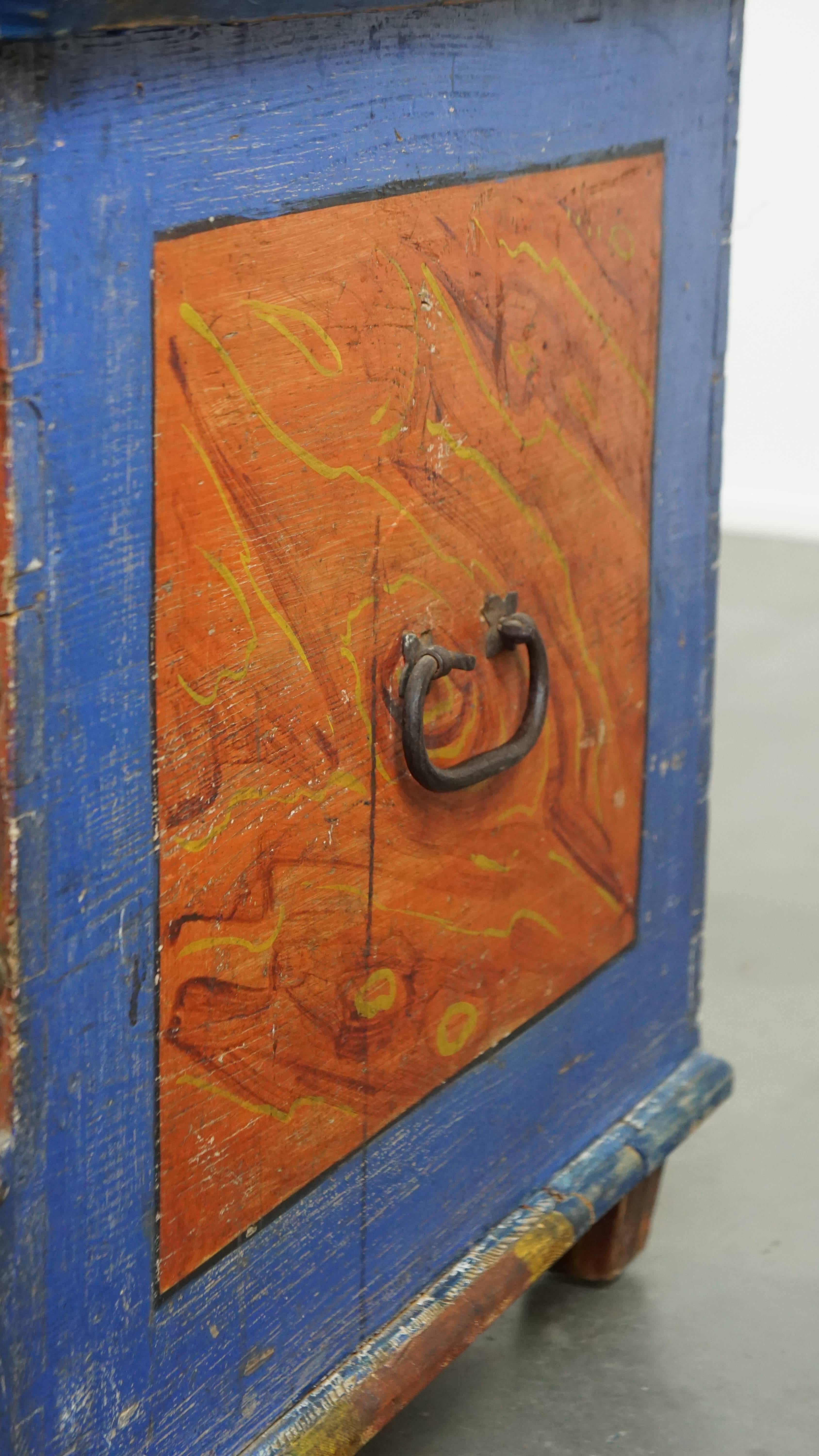 Hand-painted antique bridal chest/ coffee table from the 19th century For Sale 7