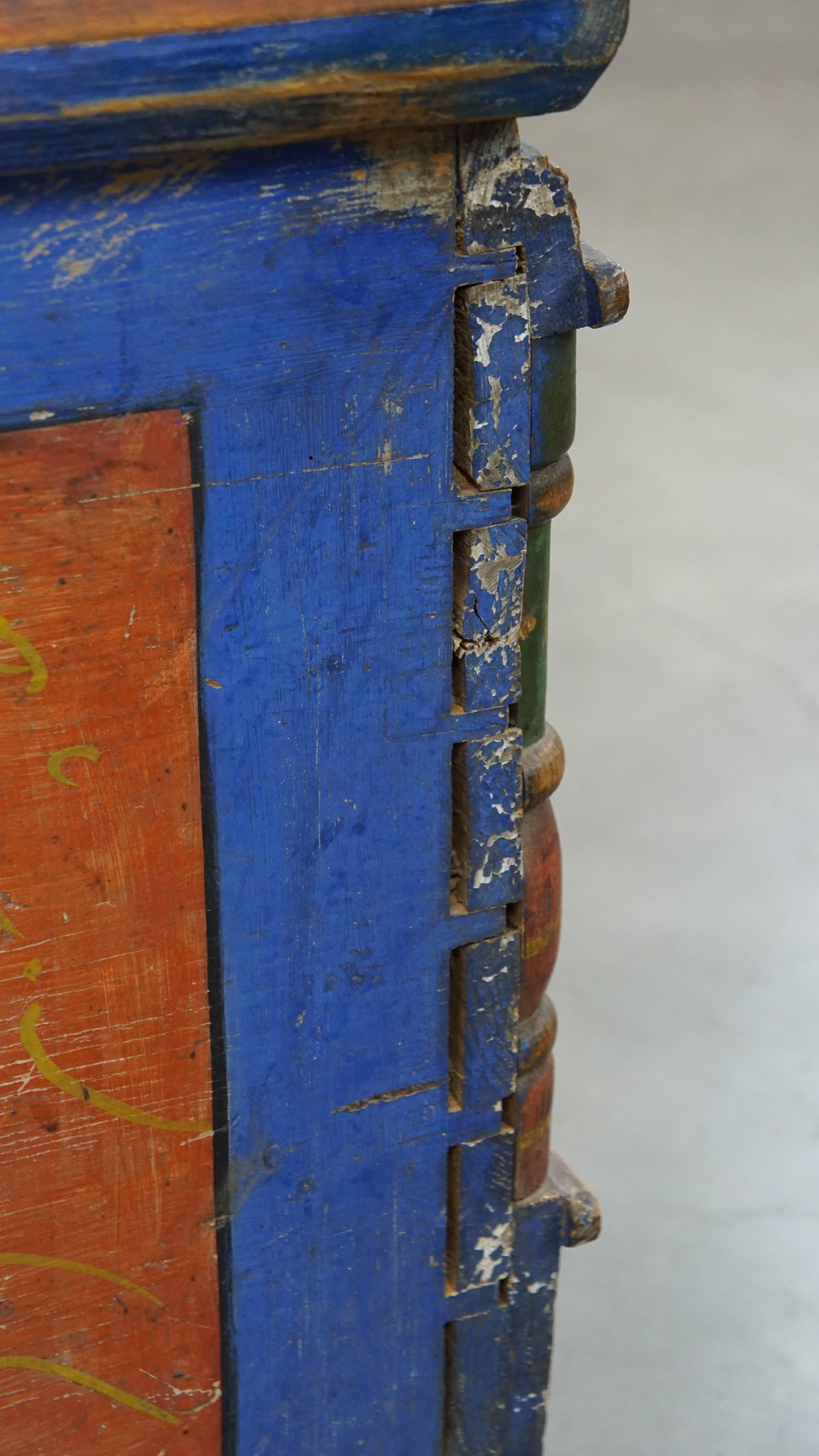 Hand-painted antique bridal chest/ coffee table from the 19th century For Sale 8