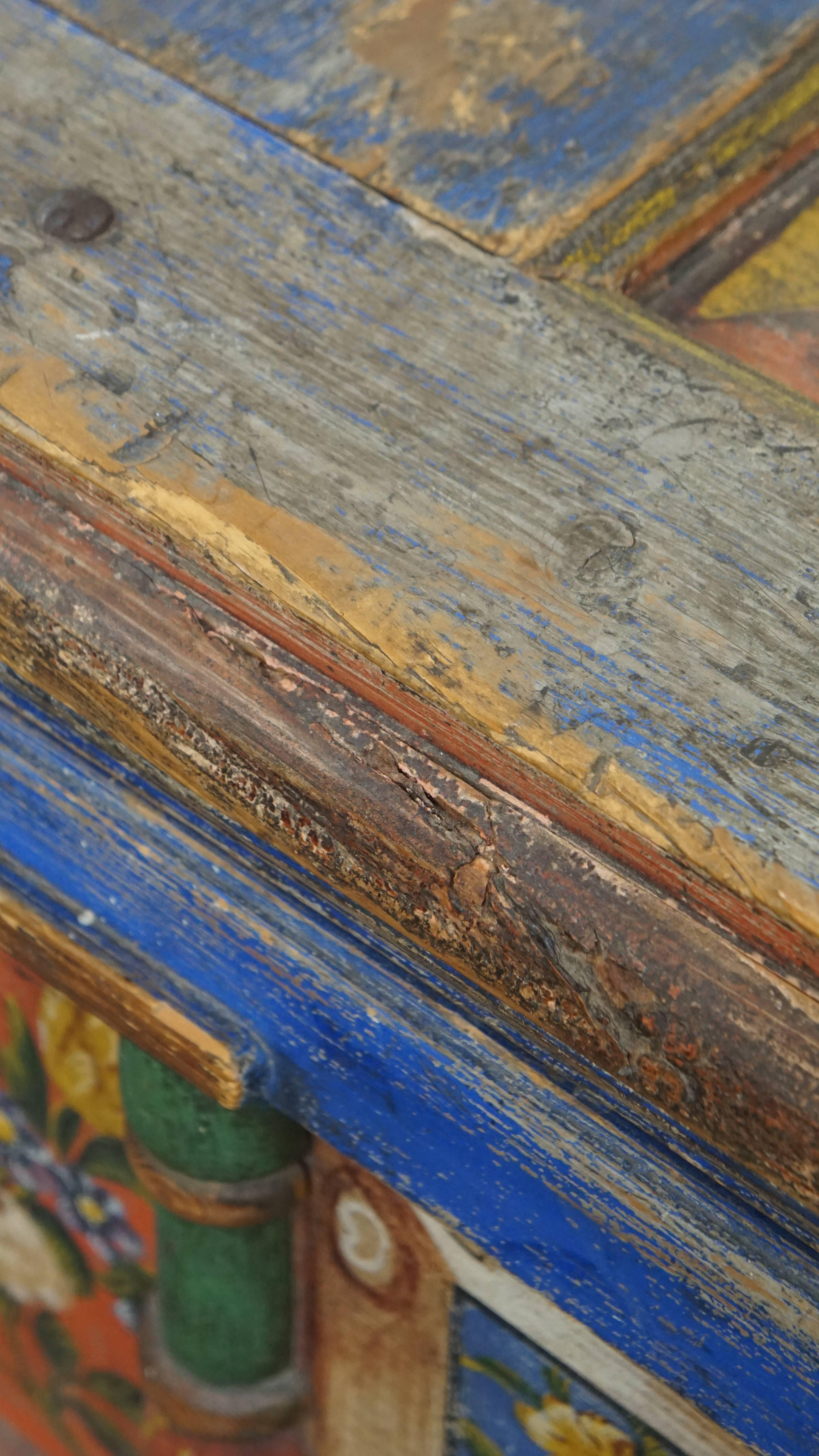Hand-painted antique bridal chest/ coffee table from the 19th century For Sale 9