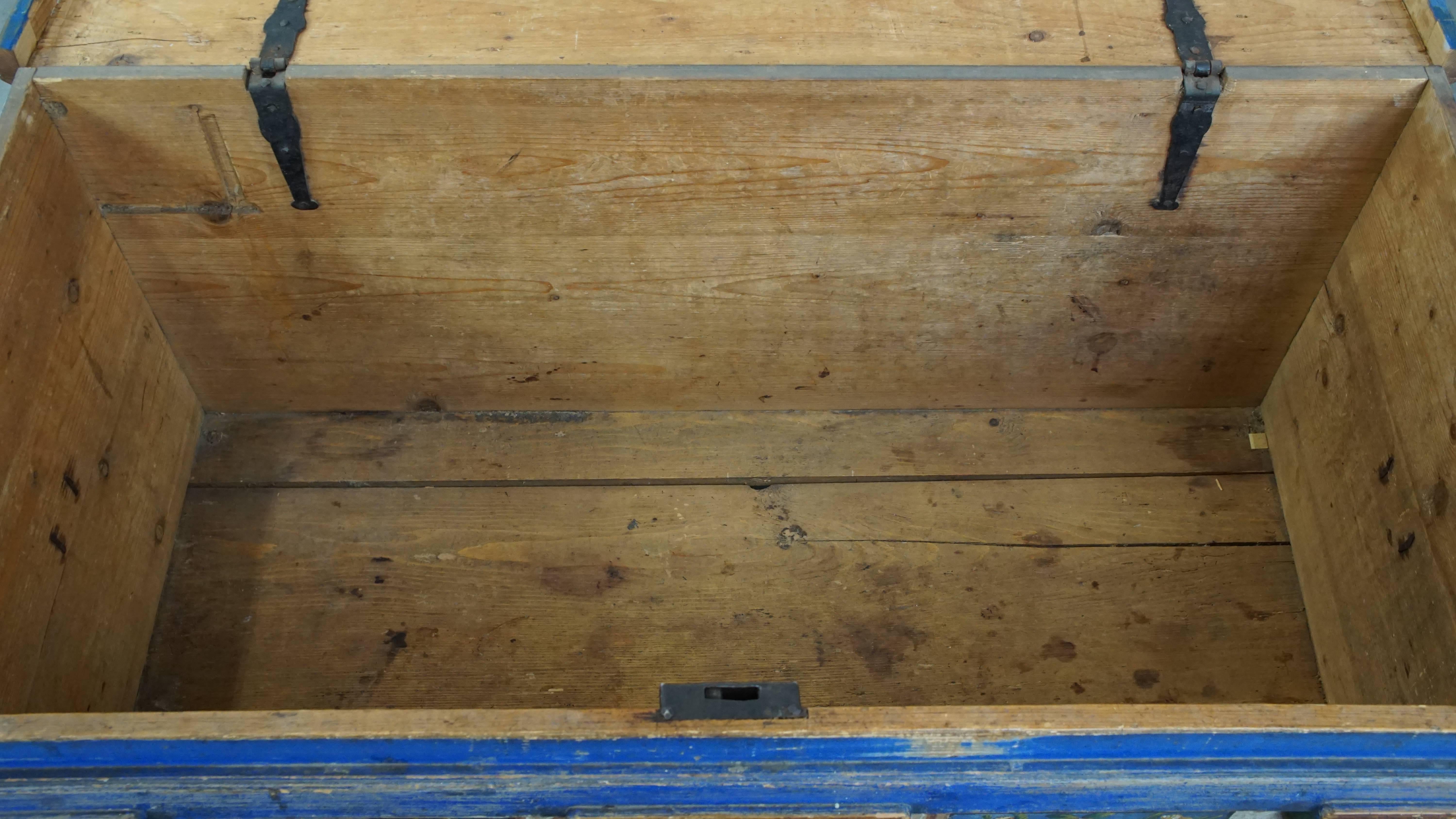 Hand-painted antique bridal chest/ coffee table from the 19th century For Sale 11
