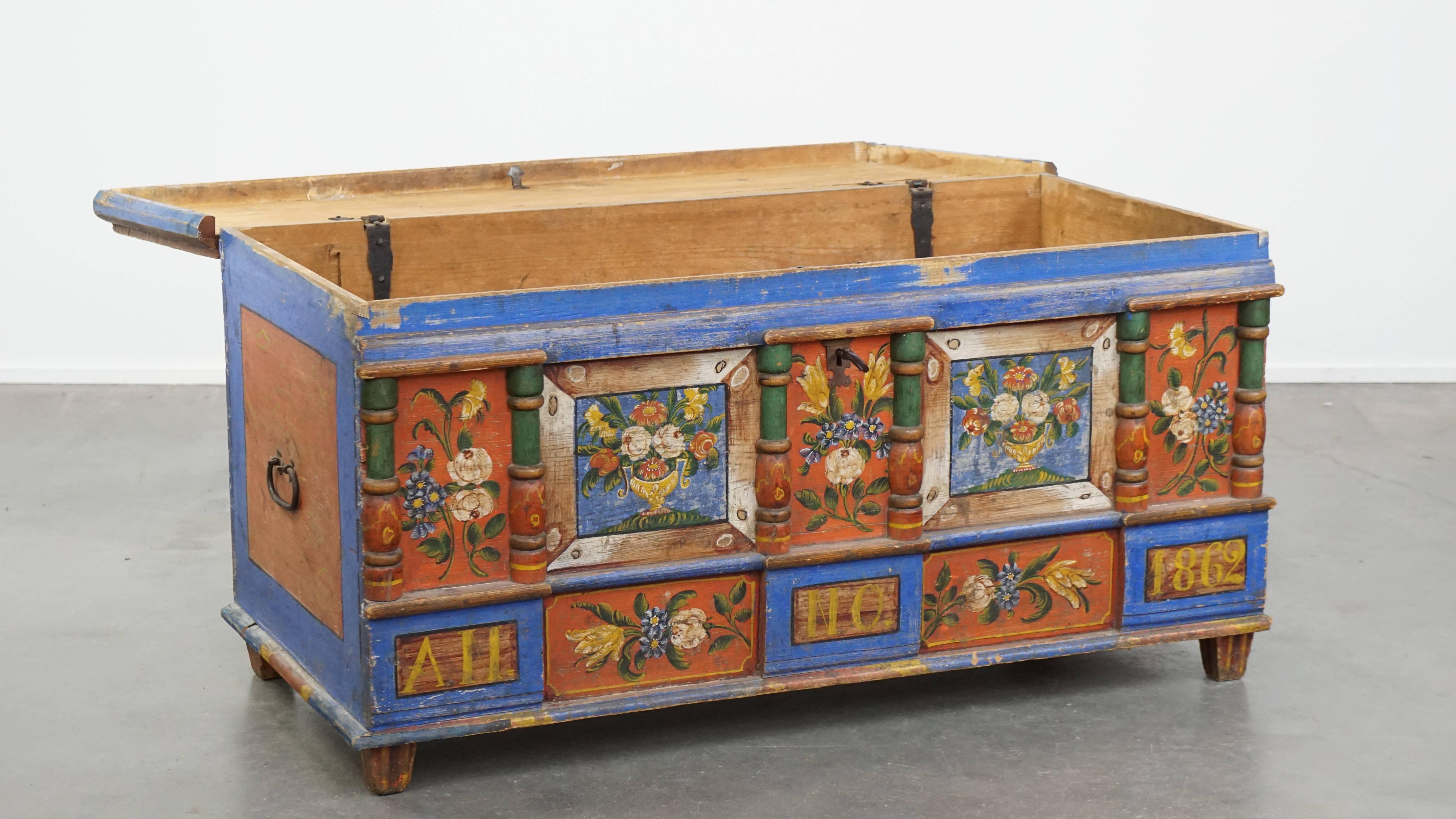 Offered here is this charming and beautifully hand-painted antique bridal chest / coffee table from the 19th century, adorned with striking colours and decorative motifs.

How delightful is this cosy antique bridal chest from the 1800s? With its