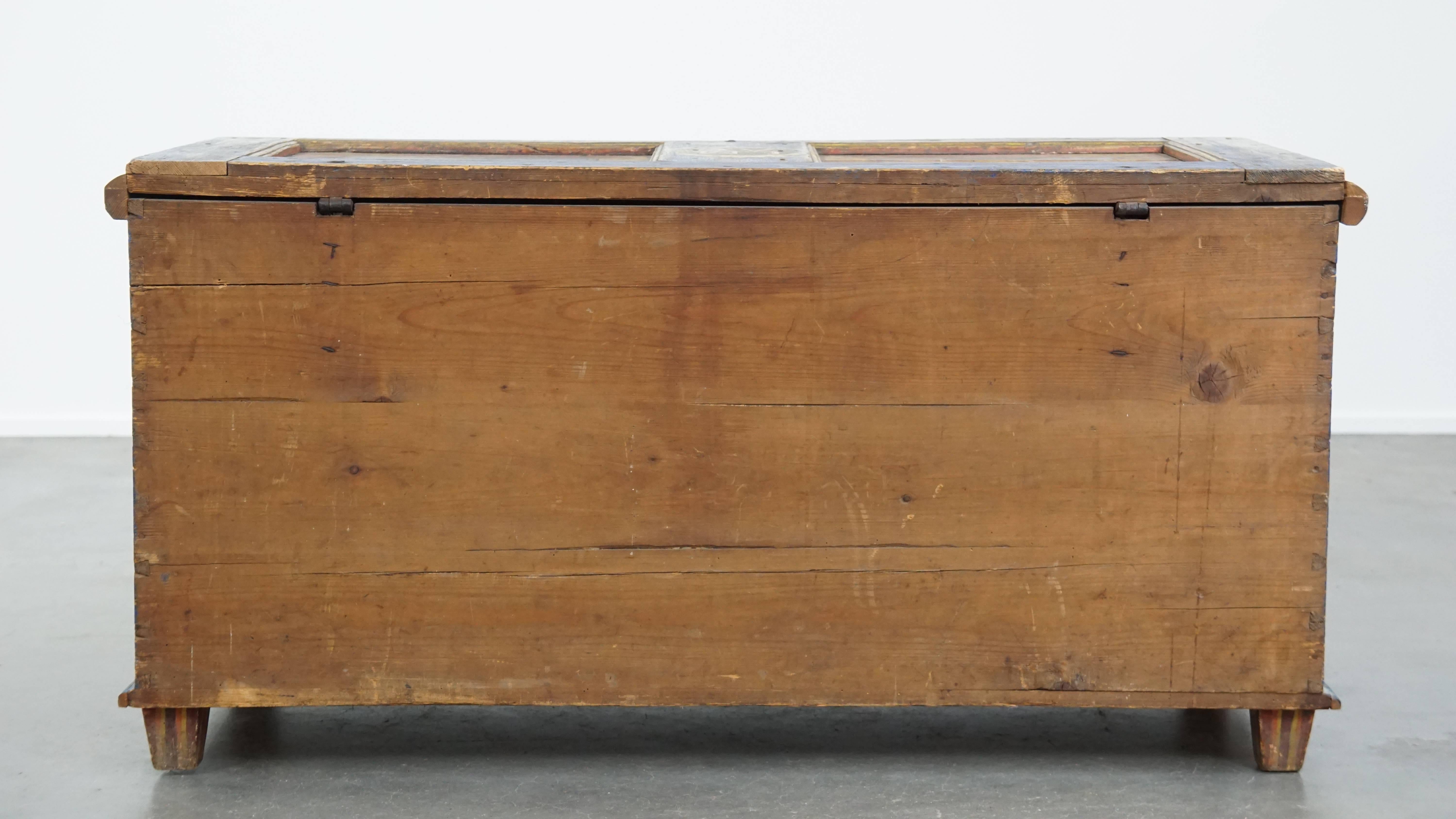 Hand-Painted Hand-painted antique bridal chest/ coffee table from the 19th century For Sale