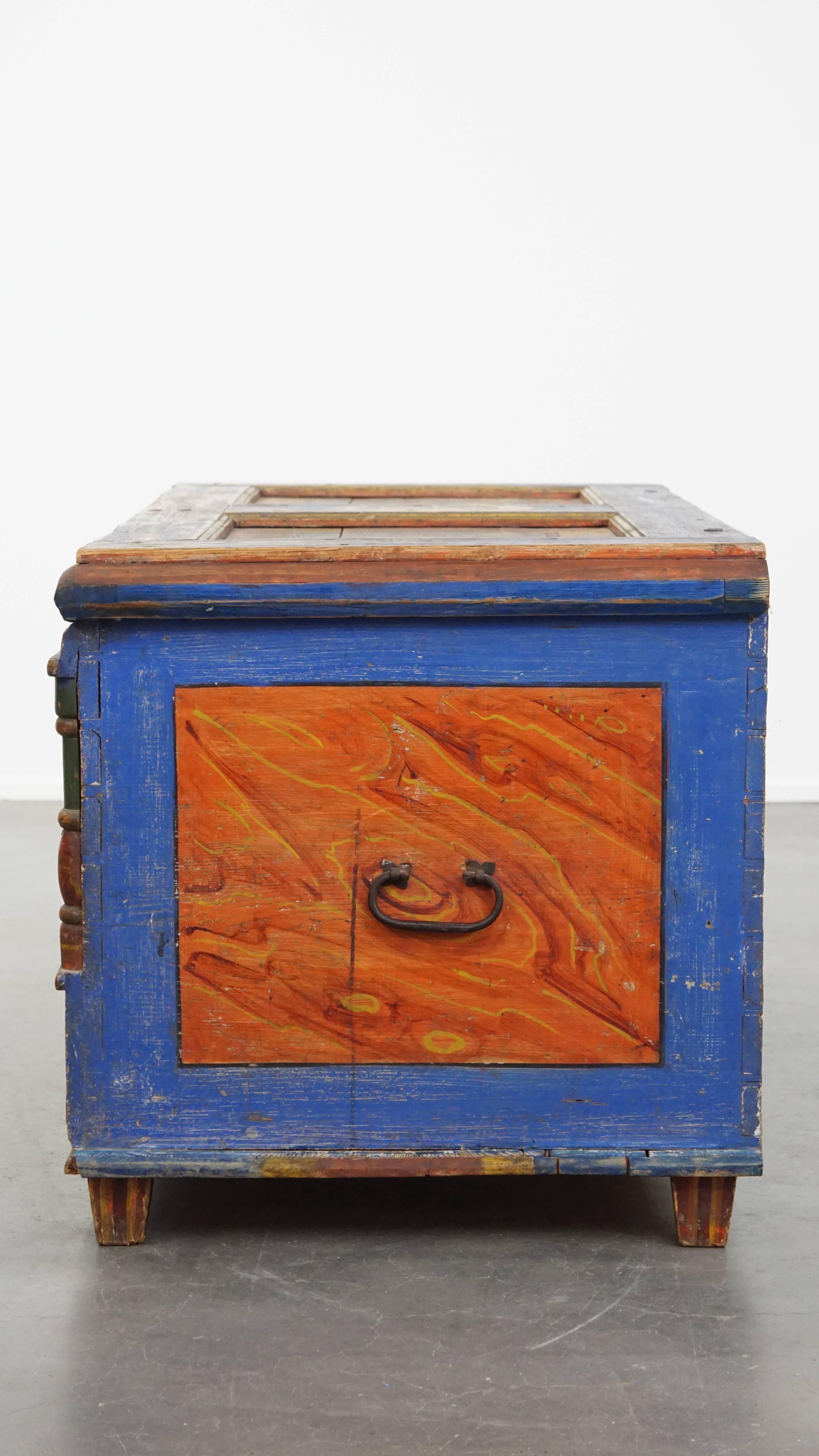Hand-painted antique bridal chest/ coffee table from the 19th century In Fair Condition For Sale In Harderwijk, NL