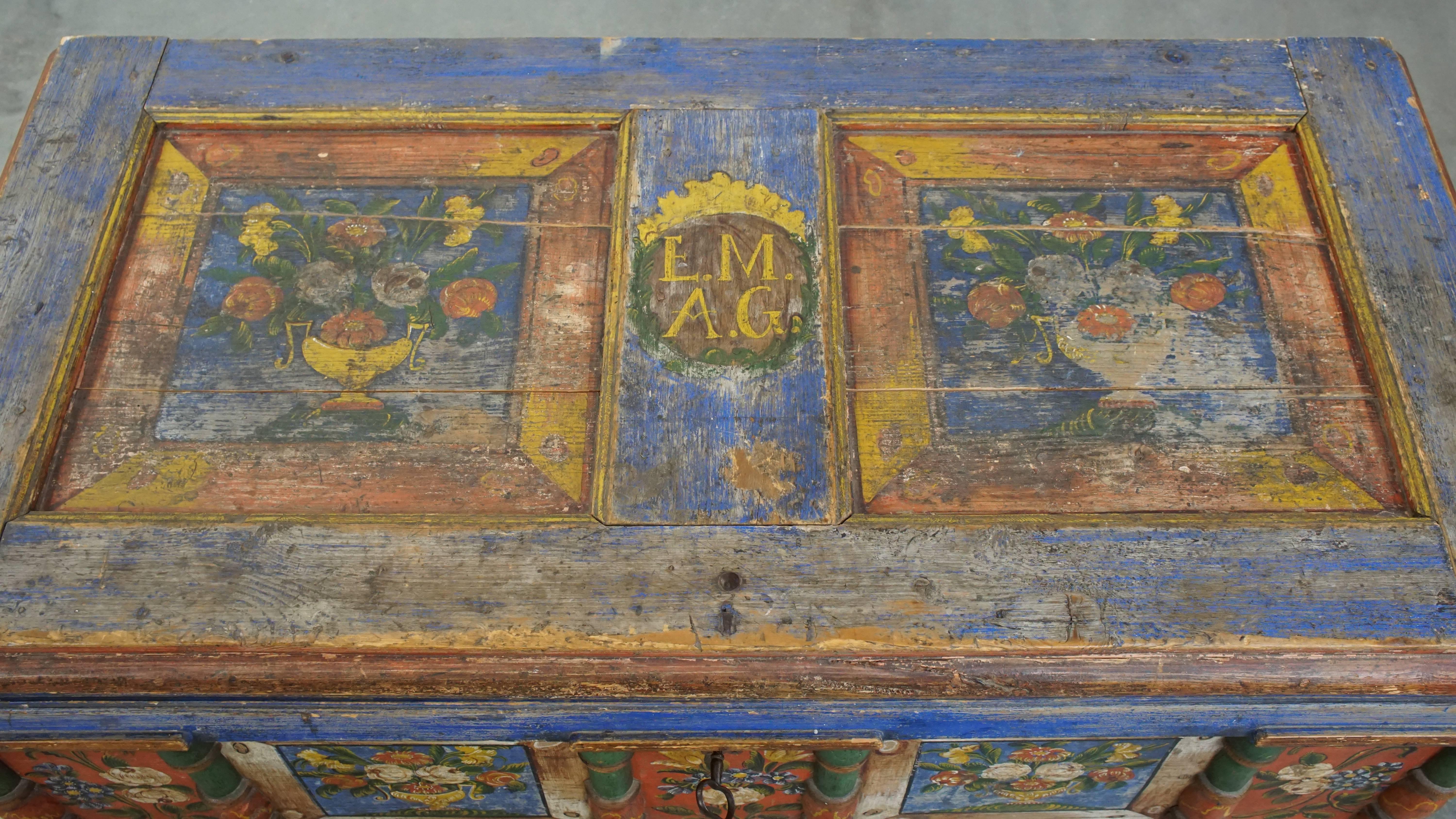 19th Century Hand-painted antique bridal chest/ coffee table from the 19th century For Sale