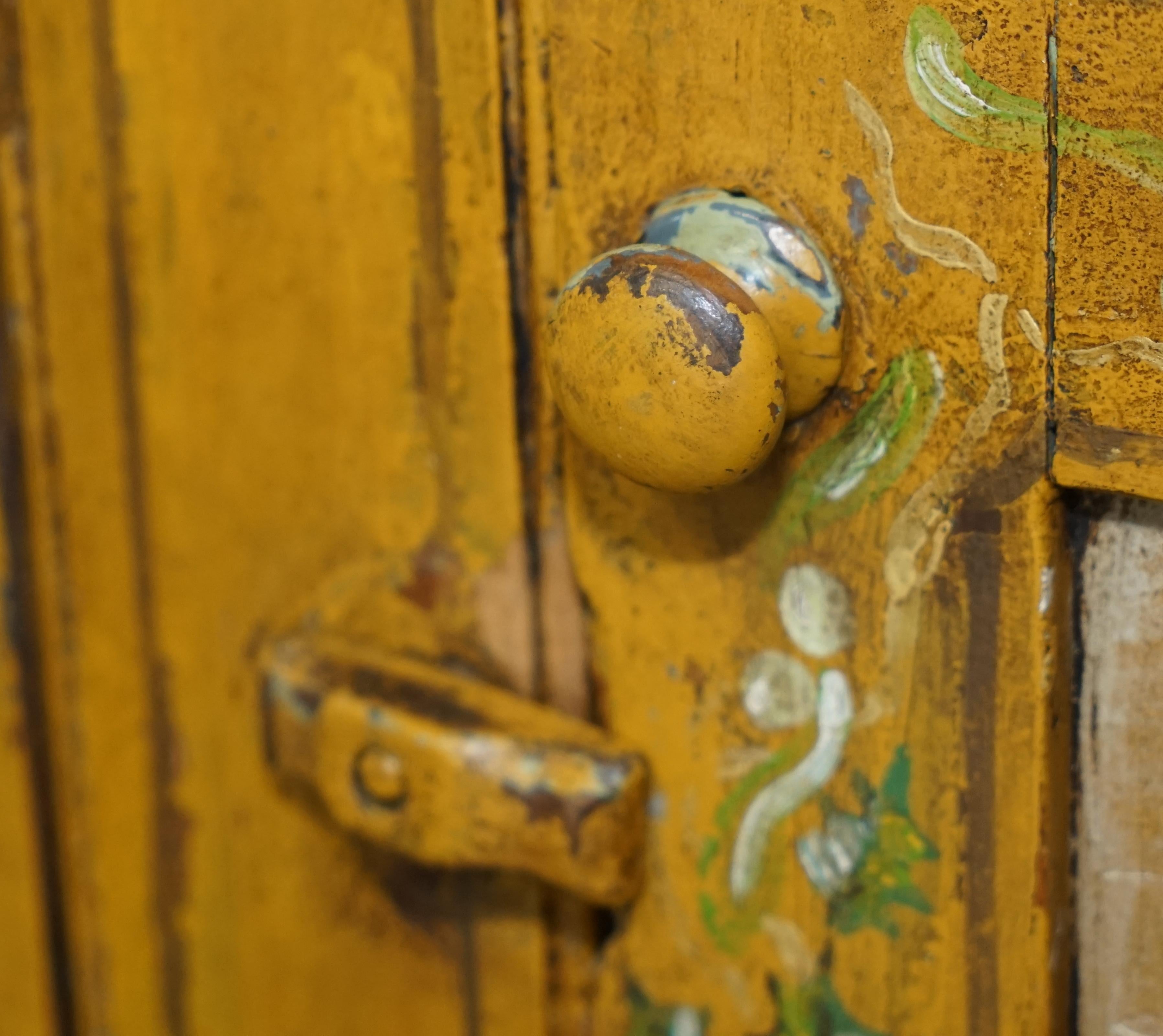 Handbemalte antike französische um 1860 Kiefer Haushälterinnen Cupboard Leinen Töpfe im Angebot 4