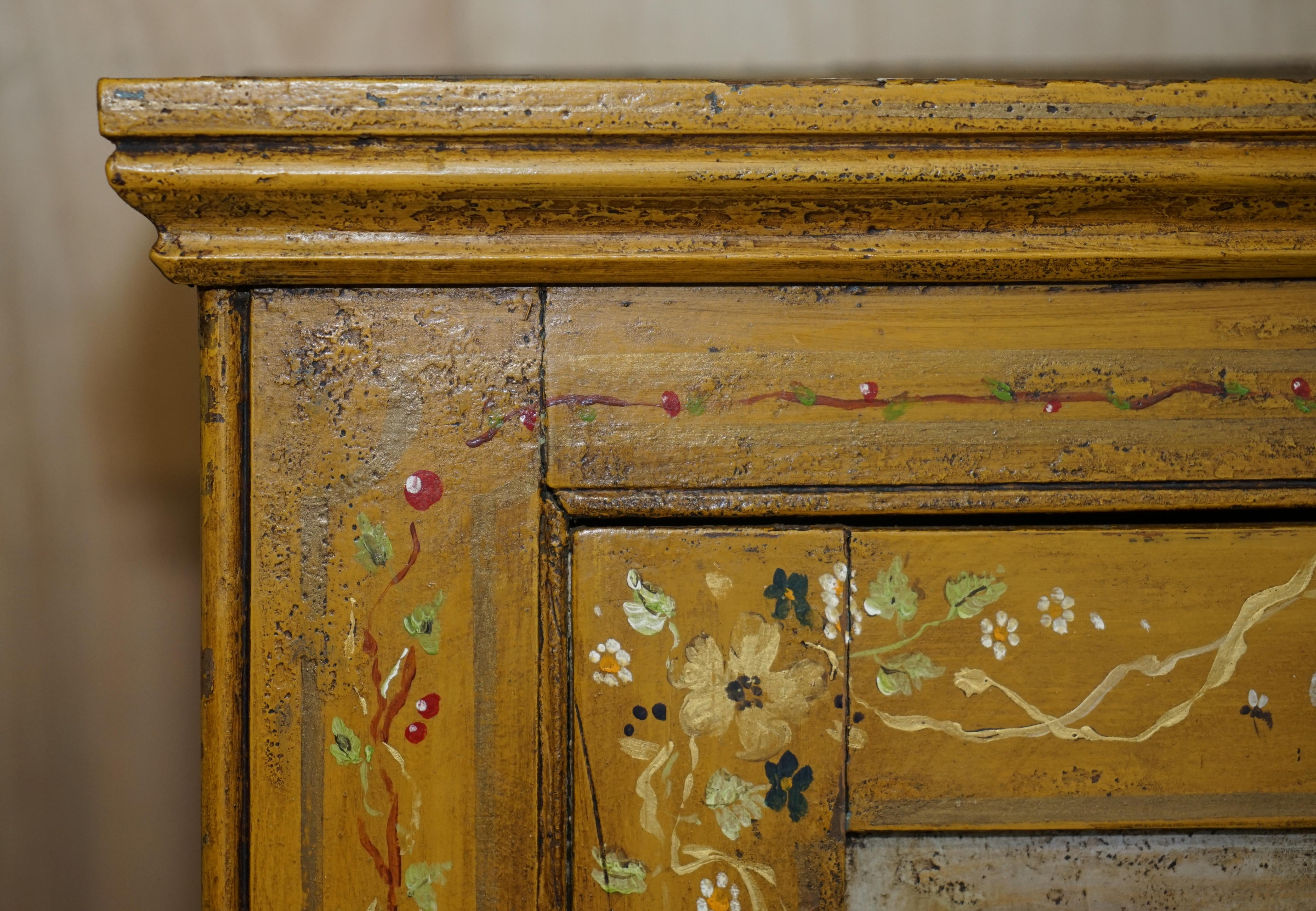 Handbemalte antike französische um 1860 Kiefer Haushälterinnen Cupboard Leinen Töpfe (Mittleres 19. Jahrhundert) im Angebot