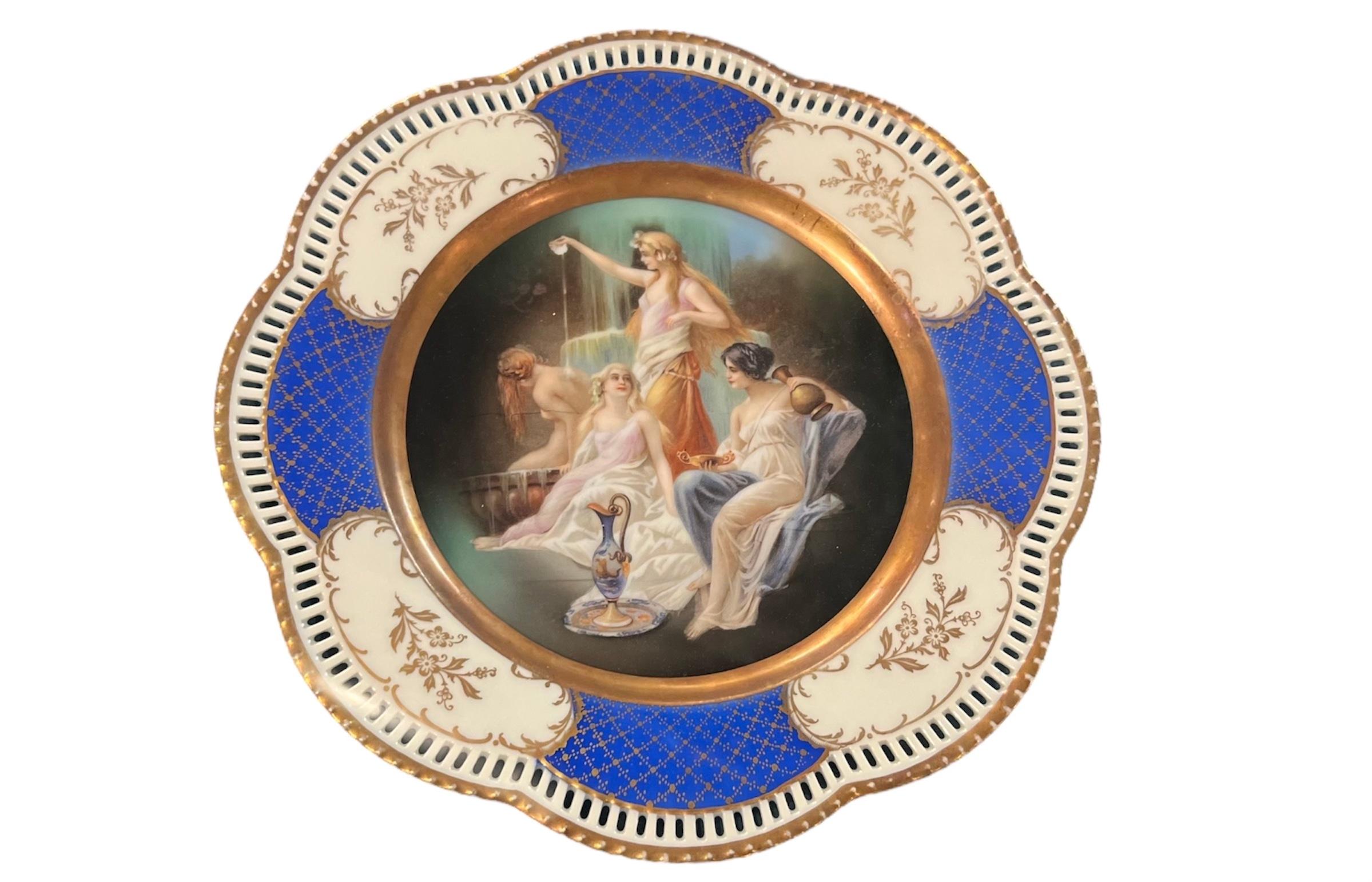 Aggiungi un tocco di eleganza storica al tuo arredamento con questo piatto antico Royal Vienna dipinto a mano, splendidamente esposto in una cornice ornata. Con un'altezza e una lunghezza di 17 pollici e una profondità di 4 pollici, questo squisito