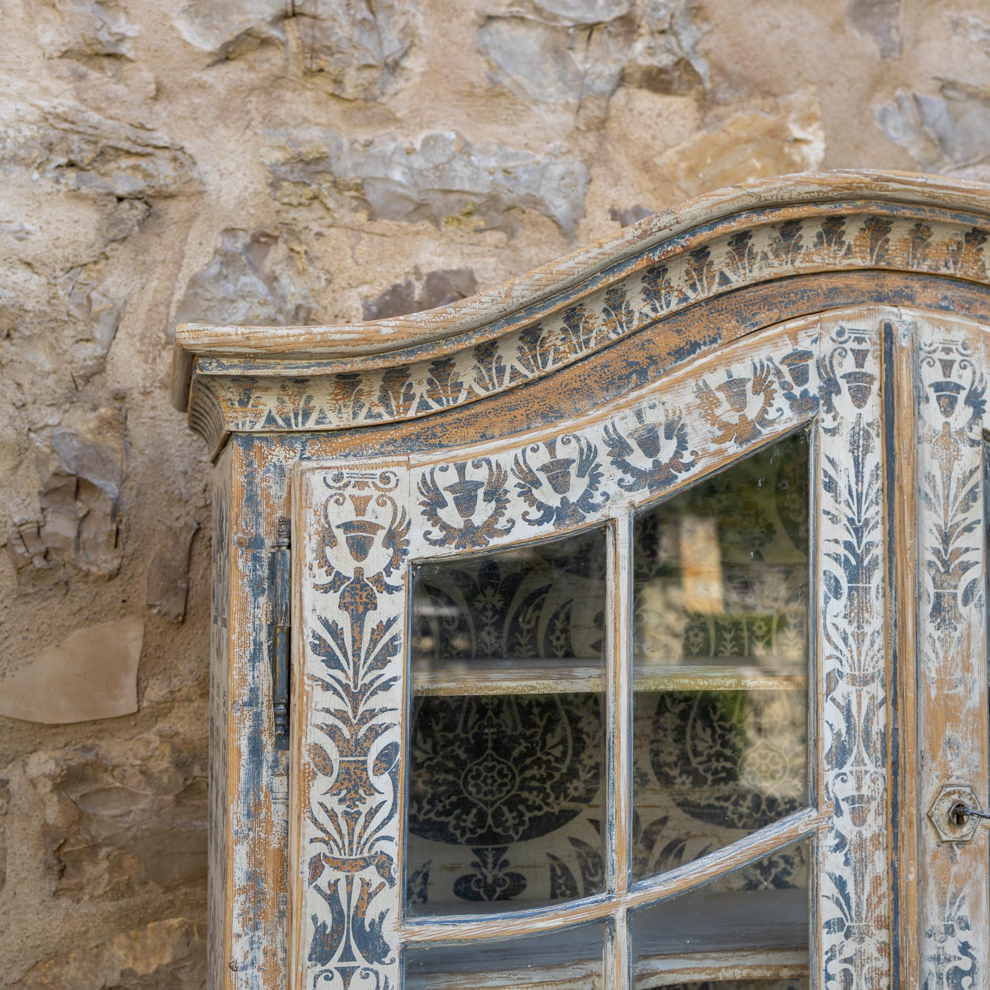 Armario barroco pintado a mano con motivos azules, hacia 1770 Barroco en venta