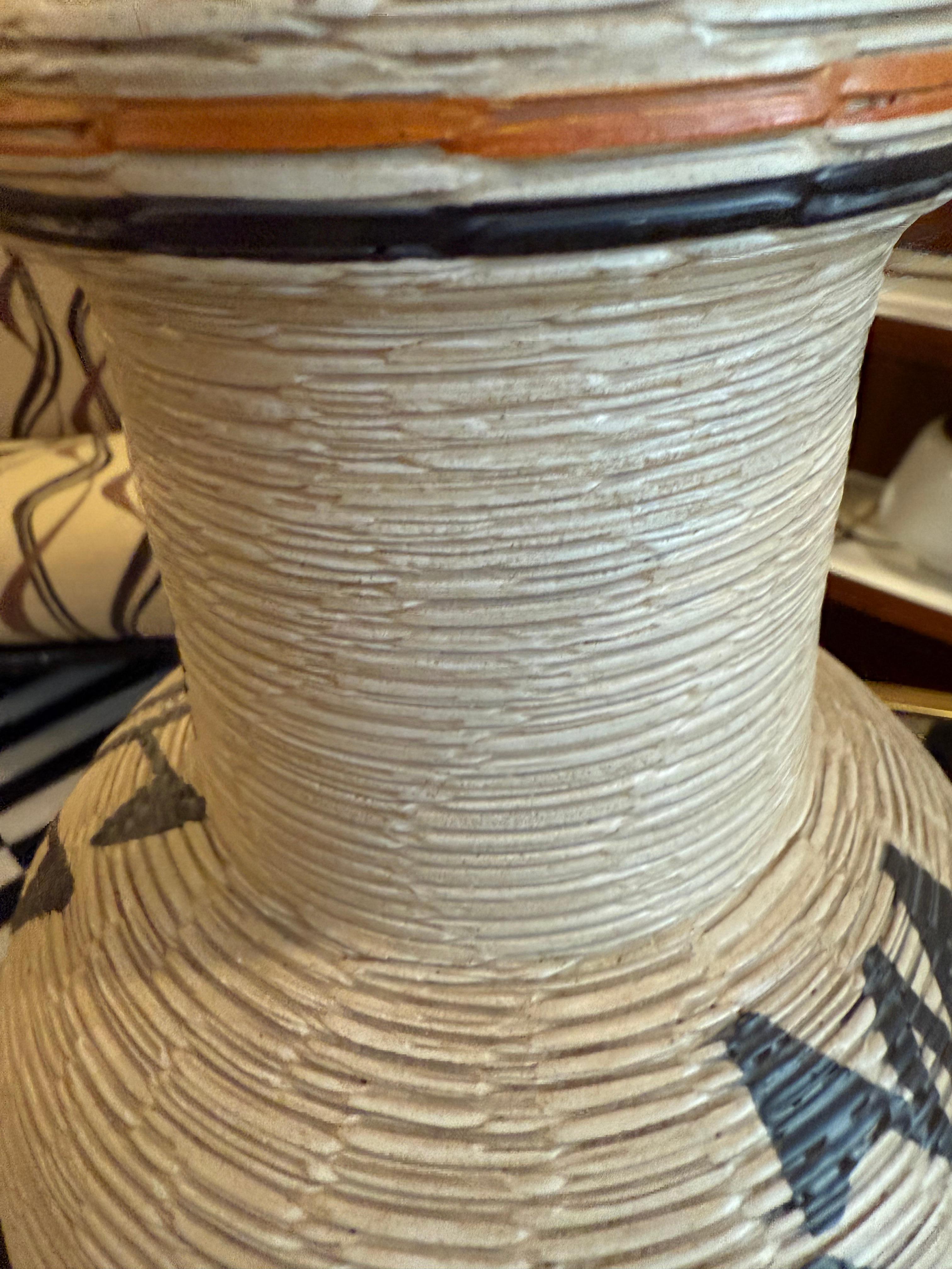 Italiano Vaso in ceramica Bertel House dipinto a mano - Made in Italy in vendita