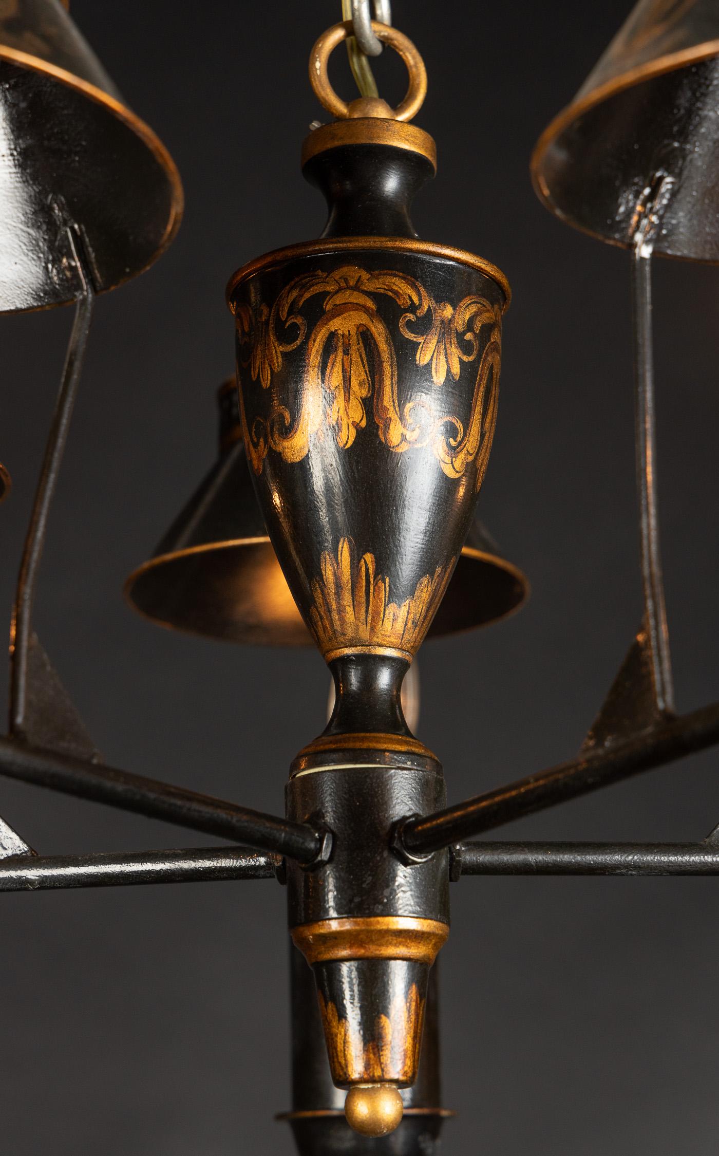 Français Lustre français en tôle noire et or peint à la main avec abat-jours légers en vente