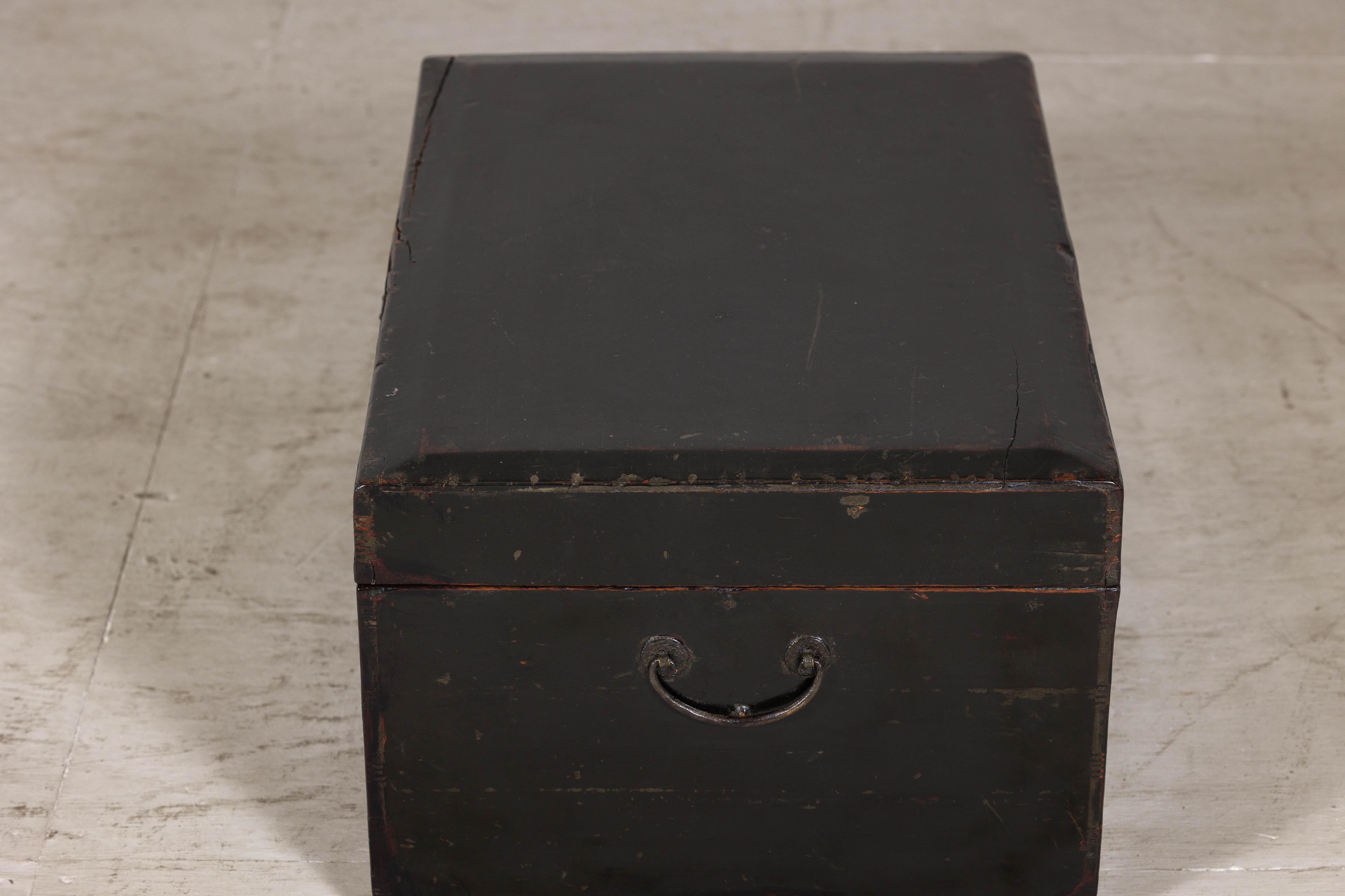Baule in lacca nera e oro dipinto a mano con scena di corte, tarda dinastia Qing in vendita 4