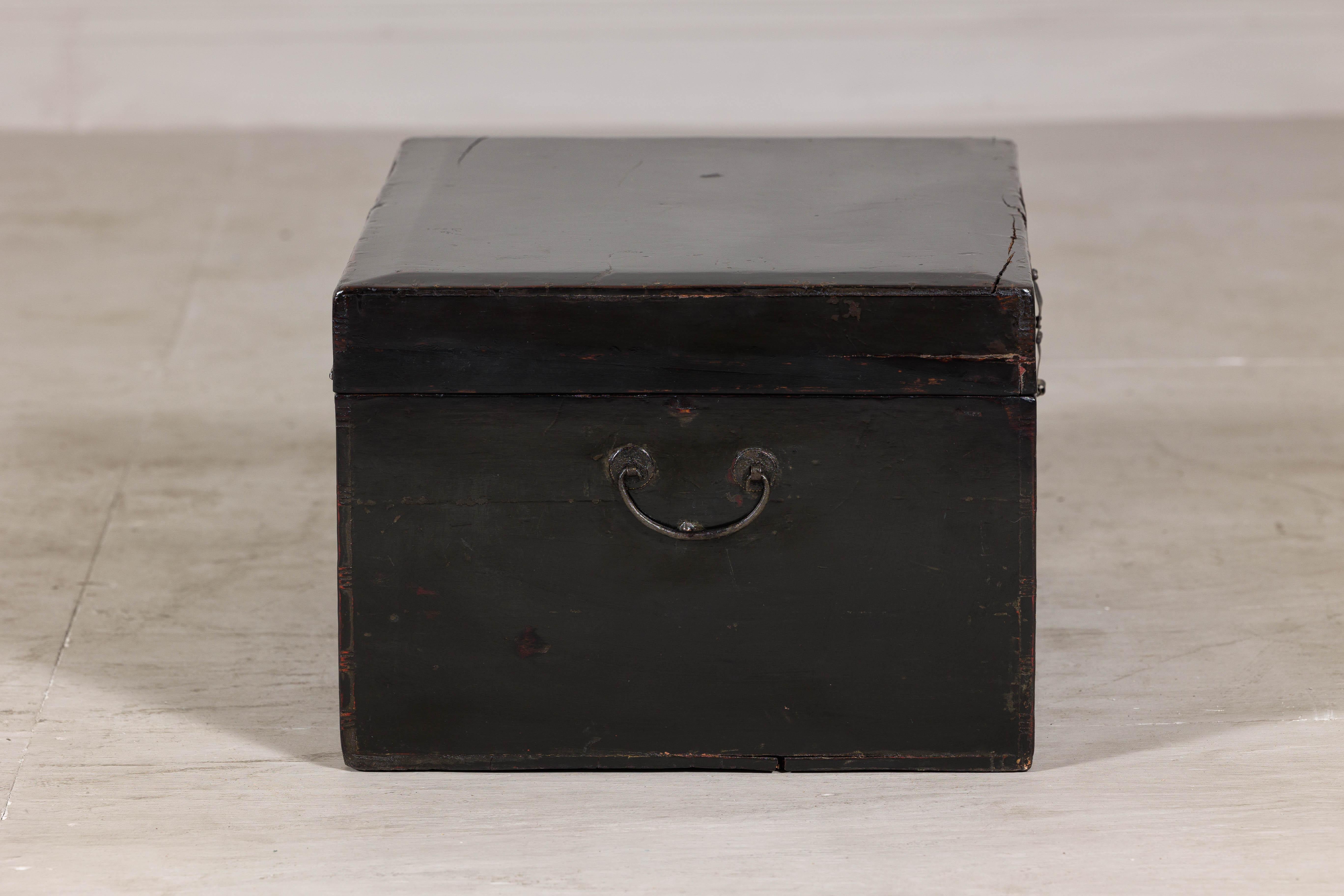 Baule in lacca nera e oro dipinto a mano con scena di corte, tarda dinastia Qing in vendita 1