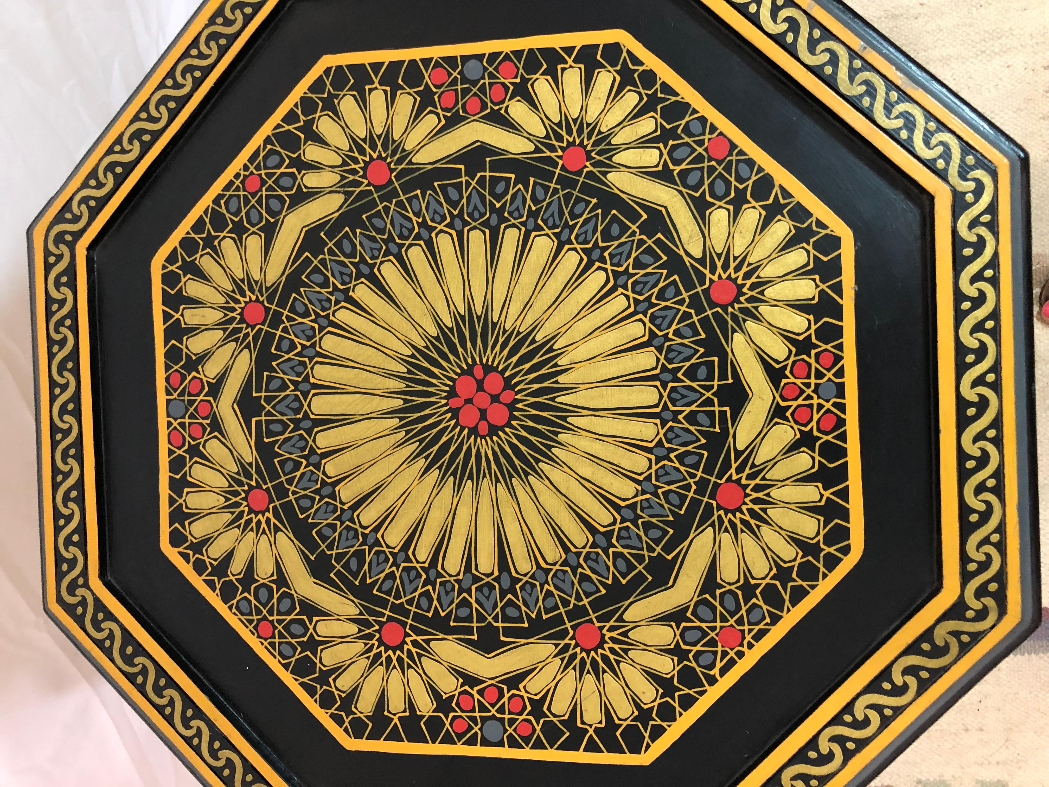 Paire de tables de chevet, d'appoint ou de lampe marocaines peintes à la main en noir et or en vente 3