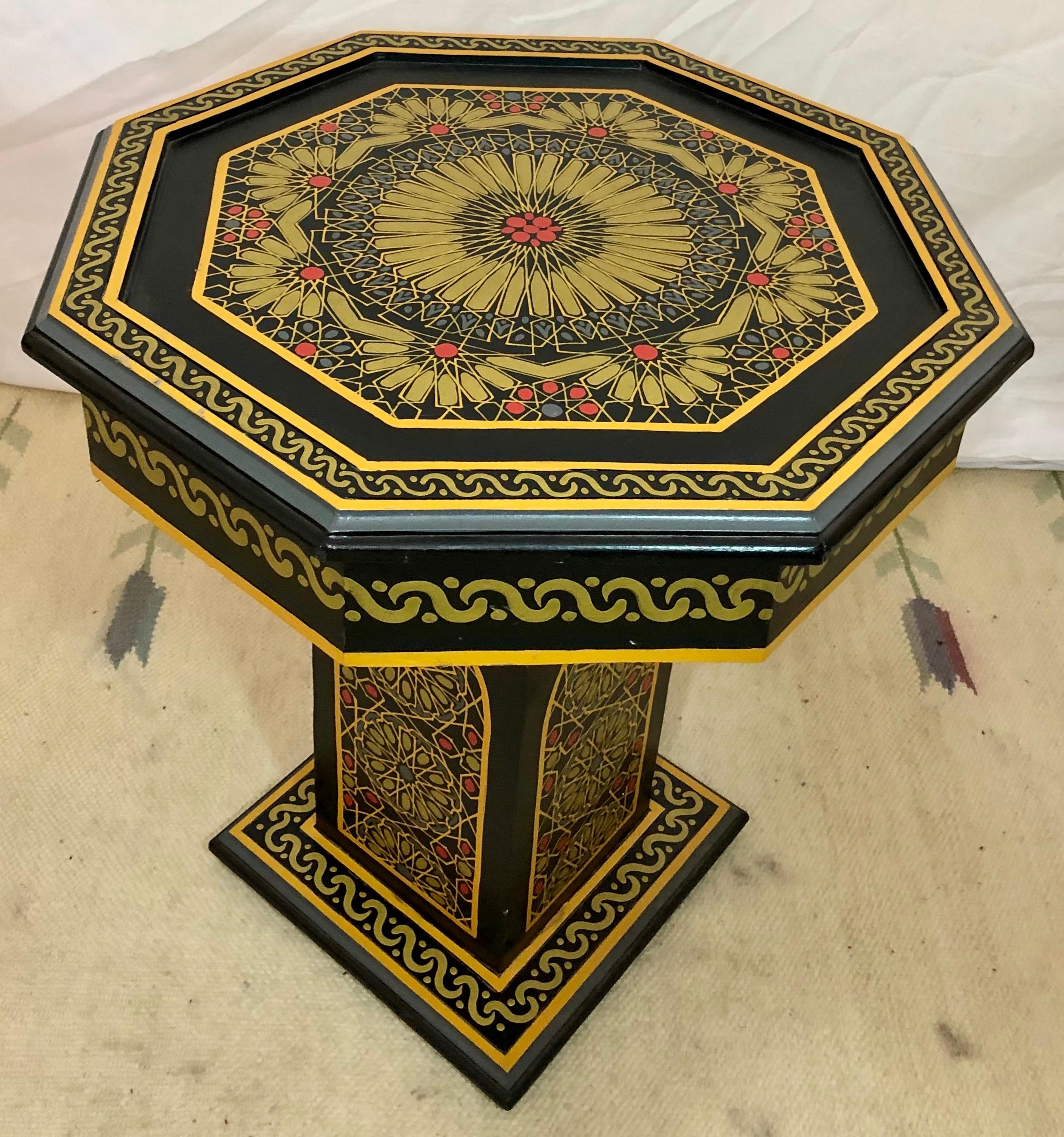 Paire de tables de chevet, d'appoint ou de lampe marocaines peintes à la main en noir et or en vente 5