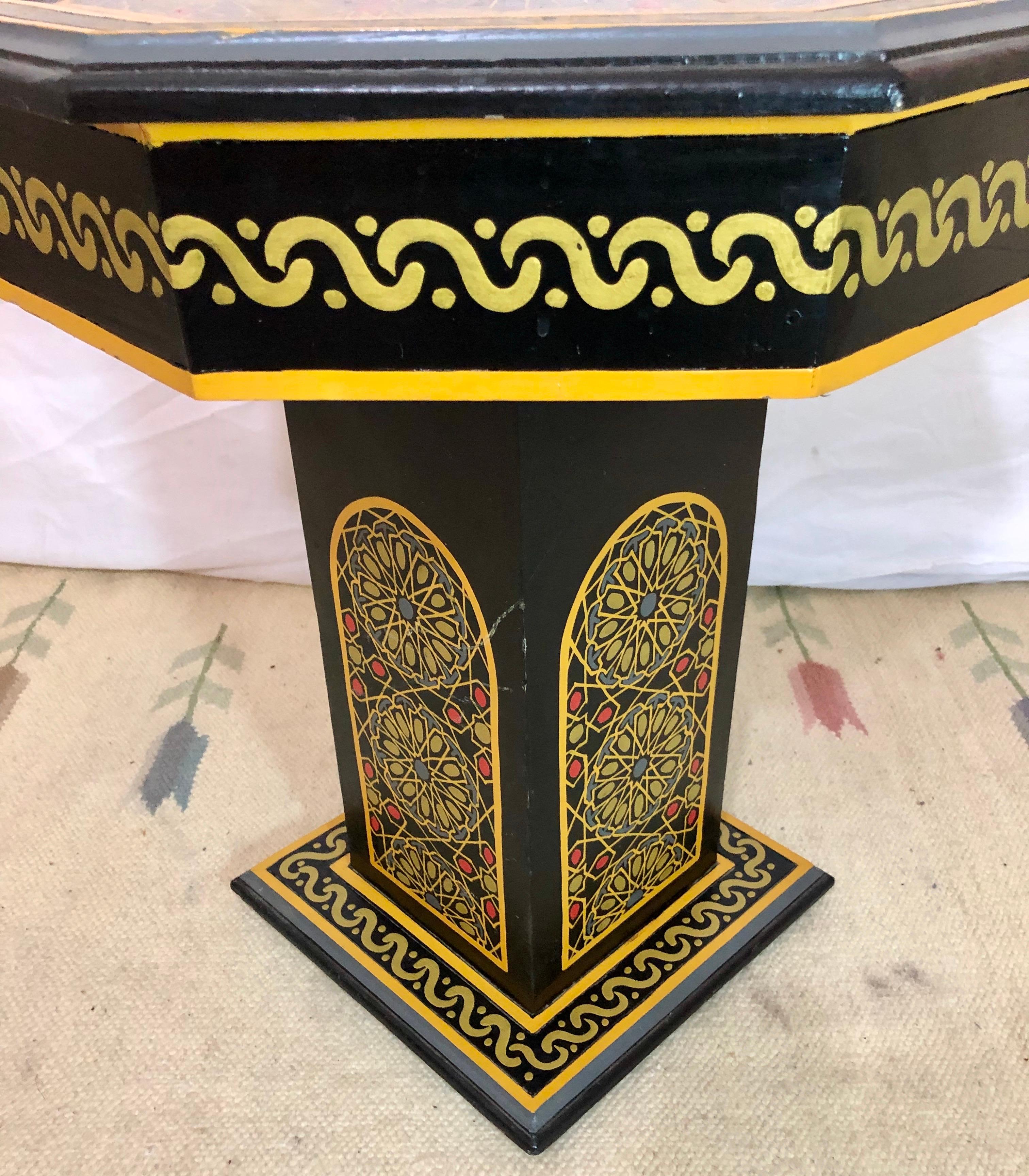 Paire de tables de chevet, d'appoint ou de lampe marocaines peintes à la main en noir et or en vente 6