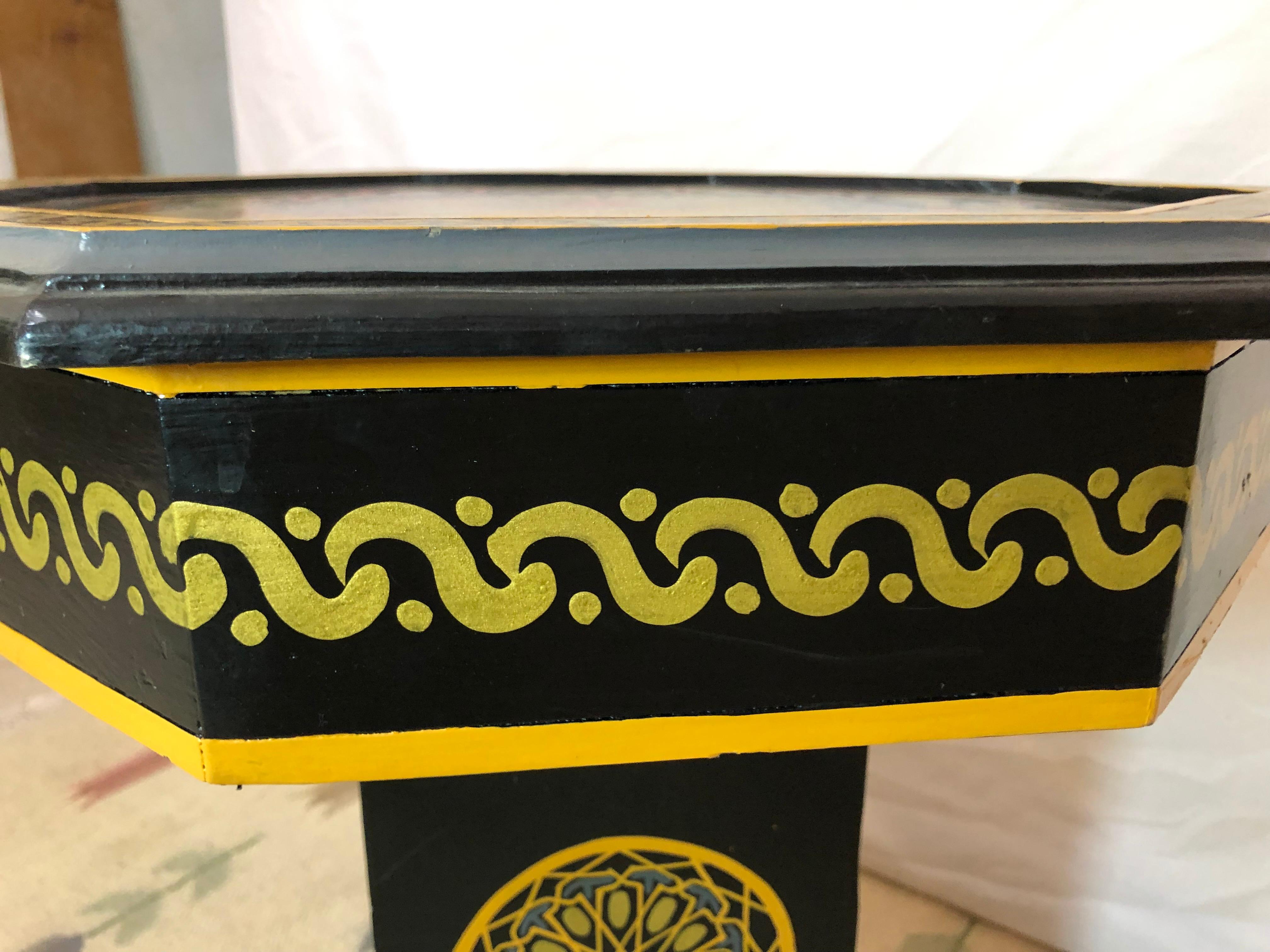 Paire de tables de chevet, d'appoint ou de lampe marocaines peintes à la main en noir et or en vente 7