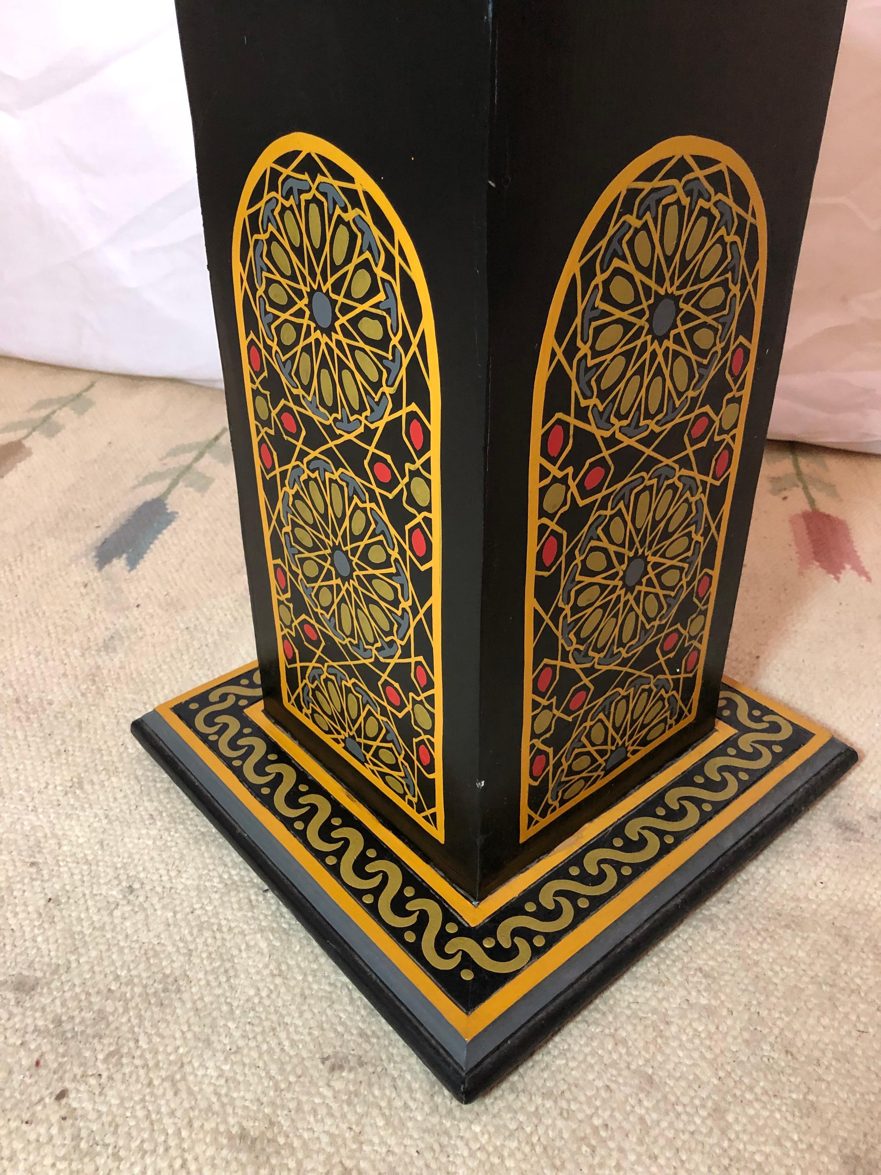 Paire de tables de chevet, d'appoint ou de lampe marocaines peintes à la main en noir et or en vente 9