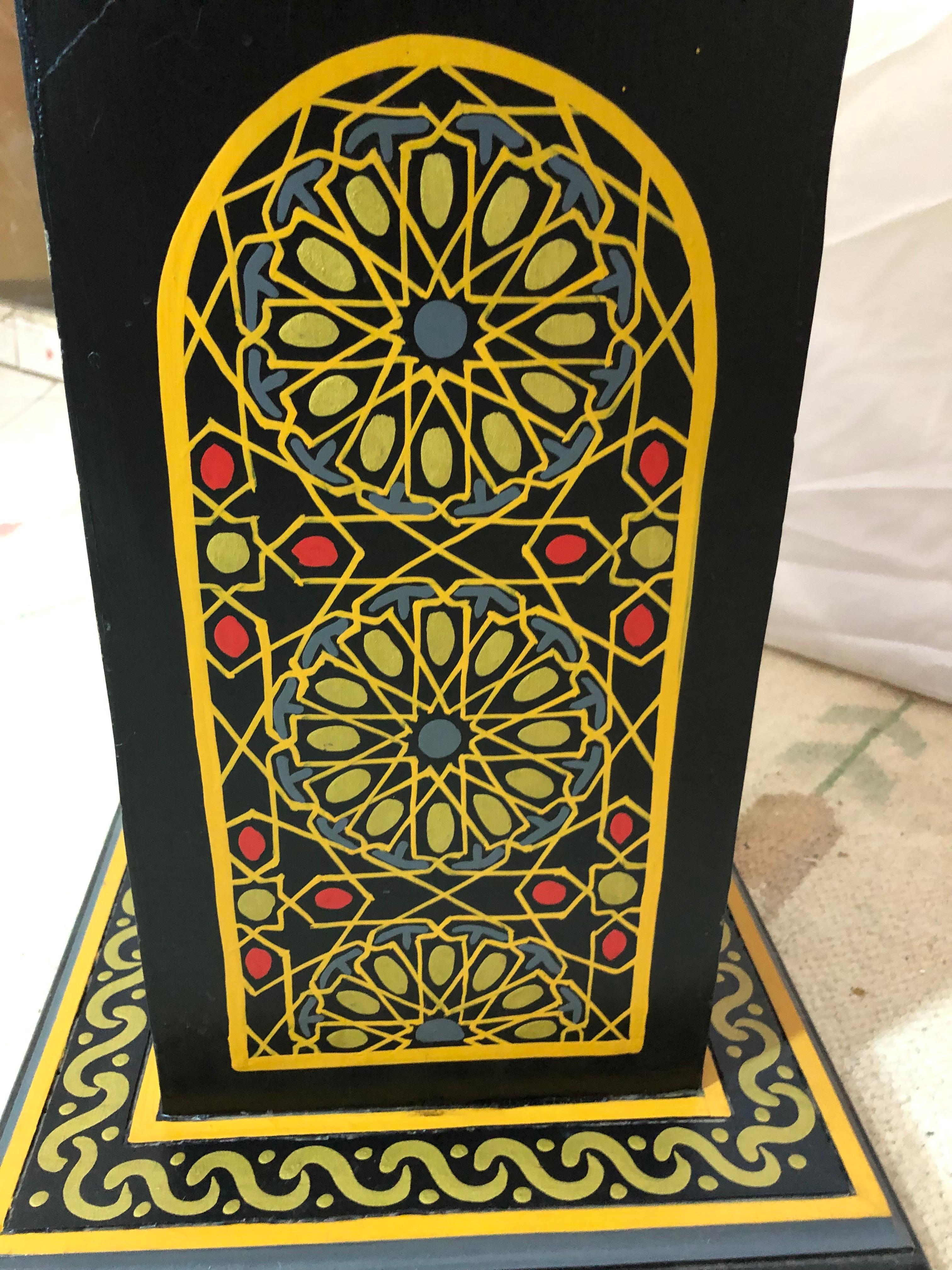 Paire de tables de chevet, d'appoint ou de lampe marocaines peintes à la main en noir et or en vente 10