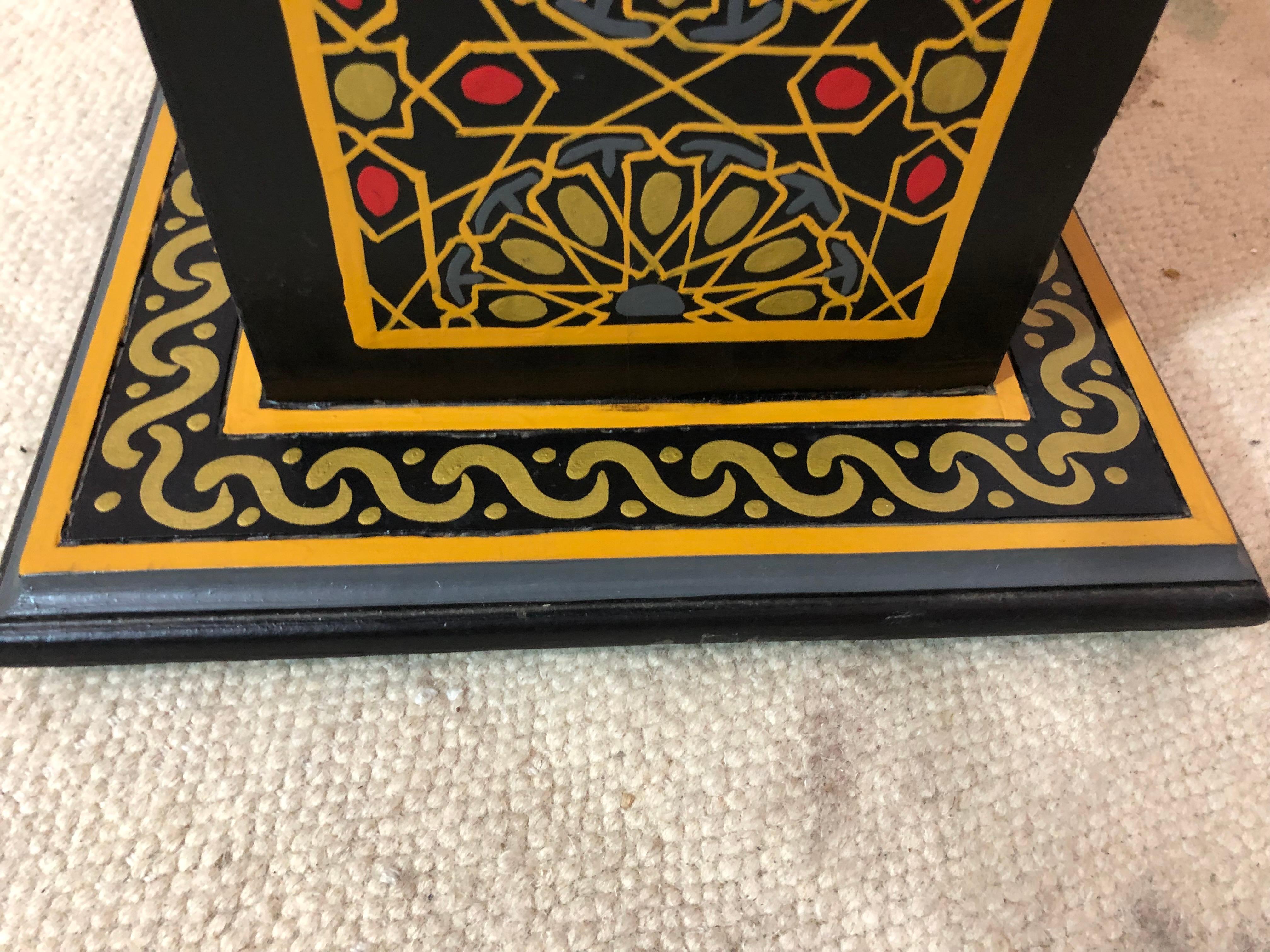 Paire de tables de chevet, d'appoint ou de lampe marocaines peintes à la main en noir et or en vente 11