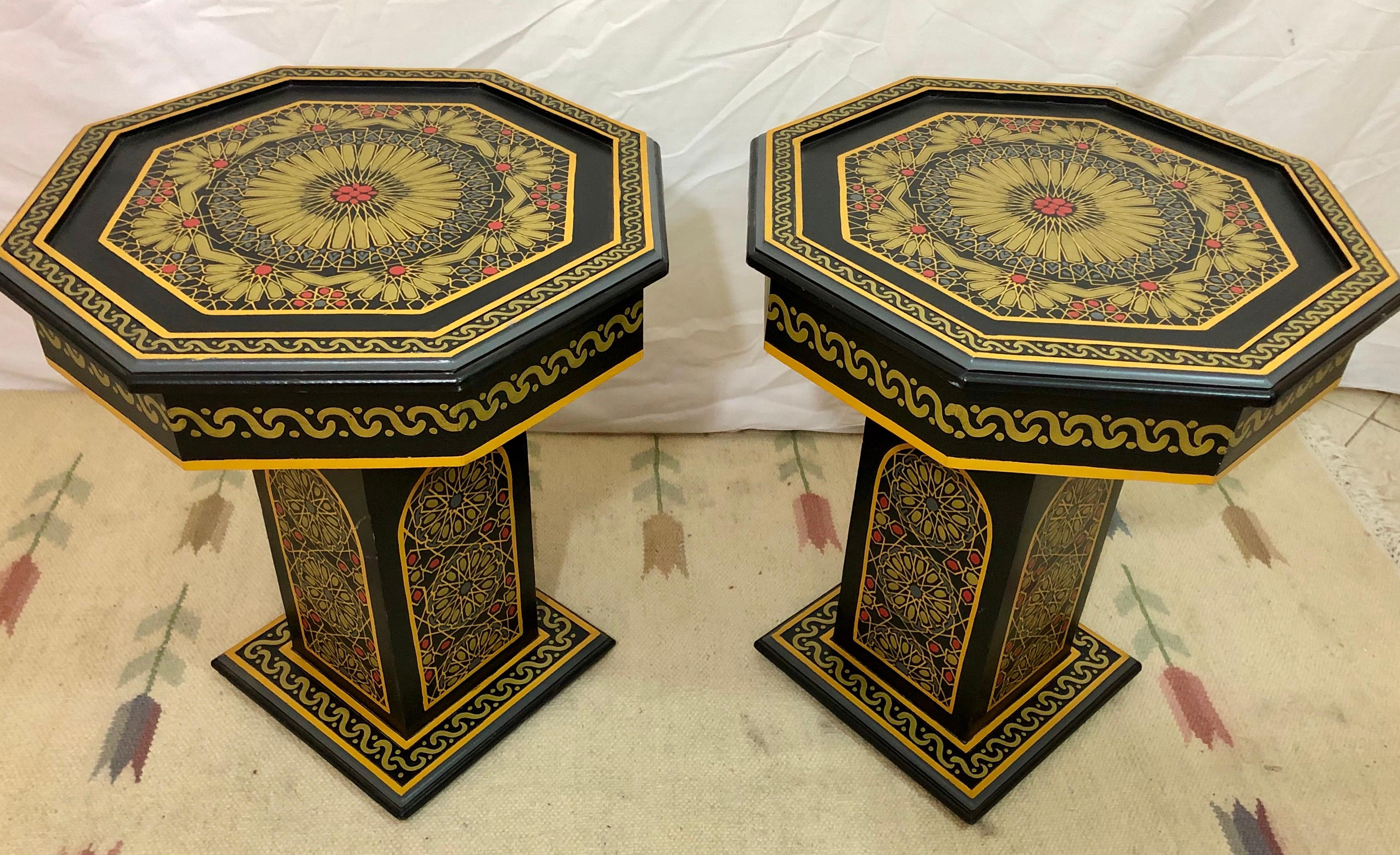 Paire de tables de chevet, d'appoint ou de lampe marocaines peintes à la main en noir et or

Magnifique dessin géométrique mauresque en or et rouge de forme octogonale. Très élégante et accrocheuse, cette paire de tables traduit la gloire et la