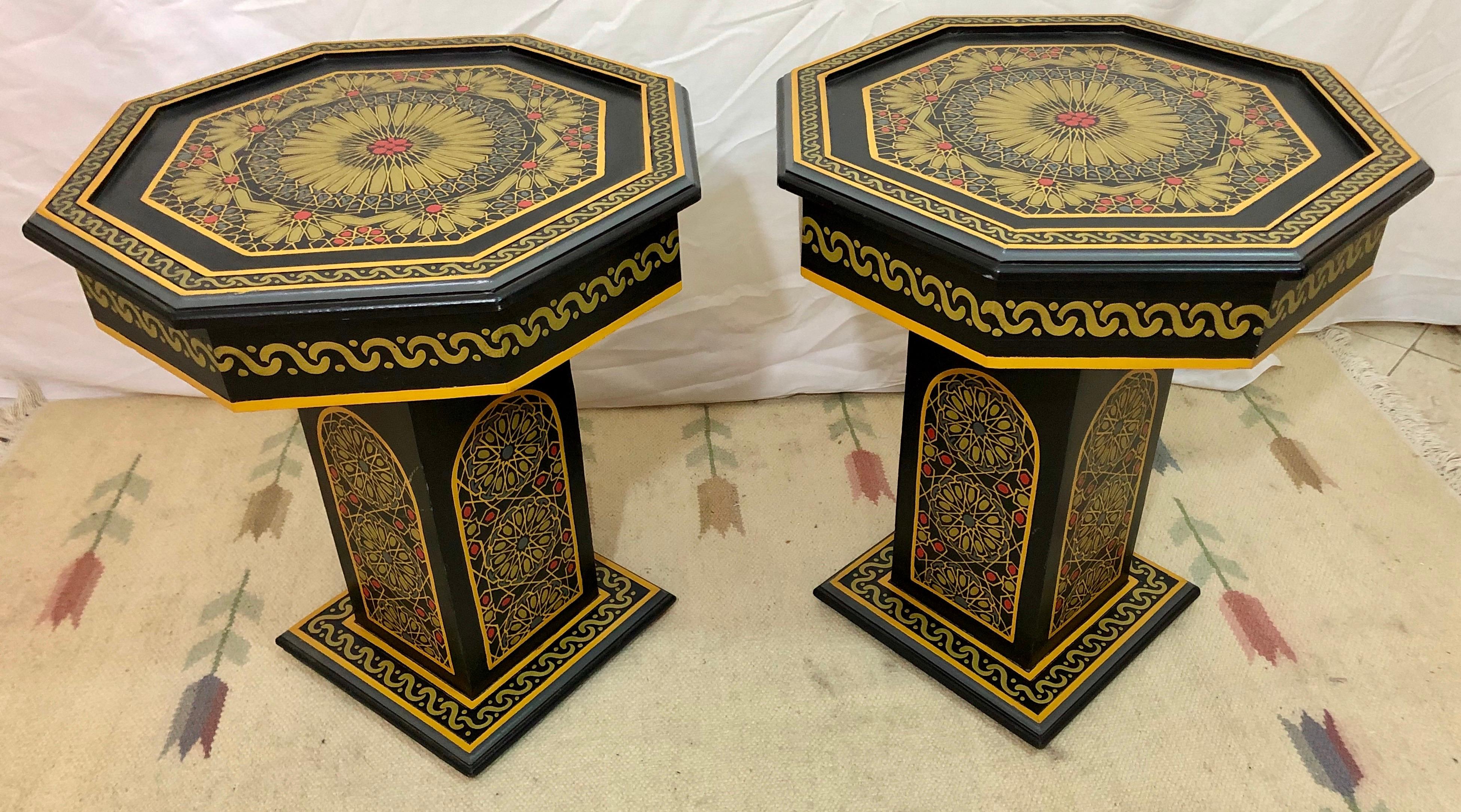 Mauresque Paire de tables de chevet, d'appoint ou de lampe marocaines peintes à la main en noir et or en vente