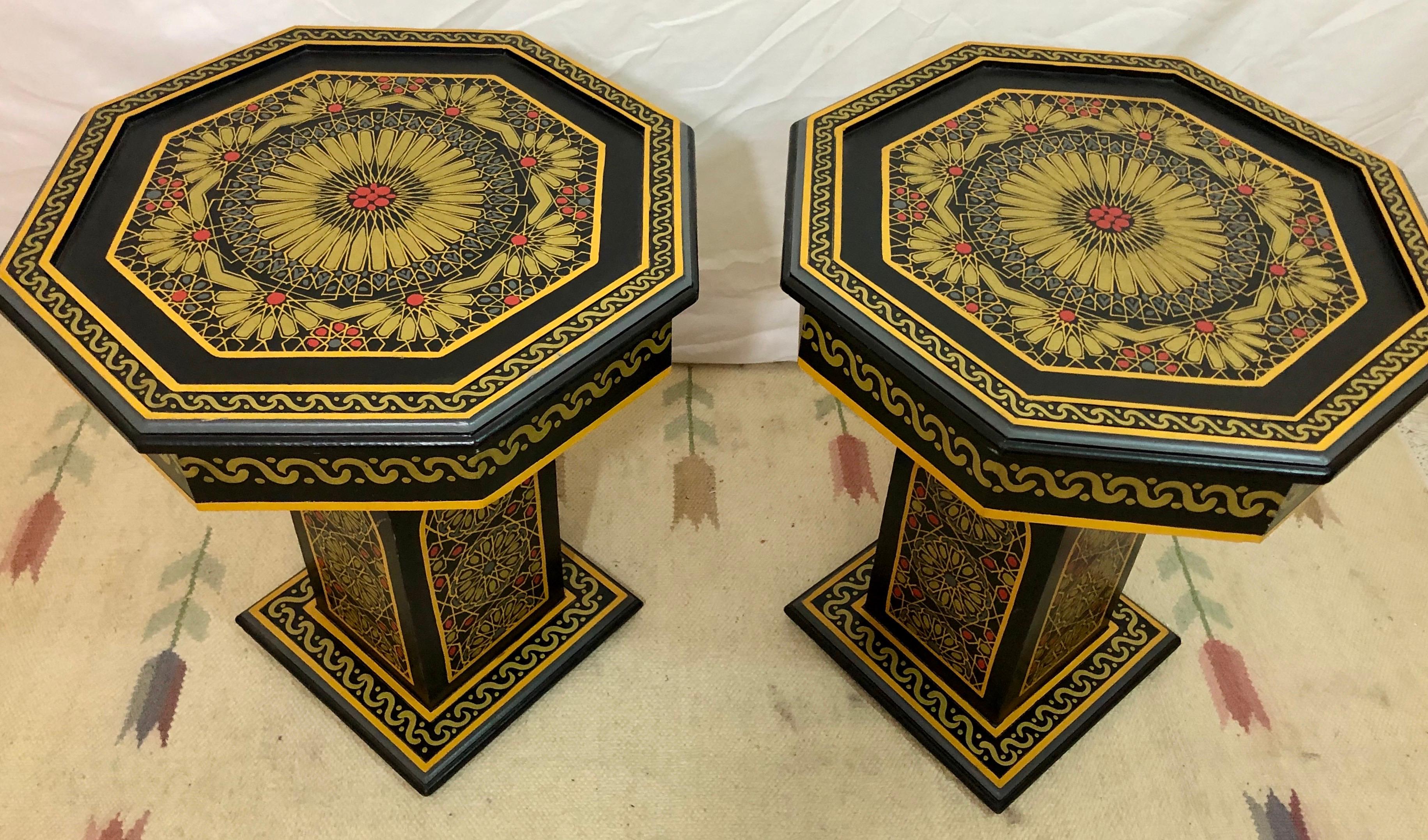 Marokkanische Beistell-, Beistell- oder Lampentische, handbemalt in Schwarz und Gold, ein Paar im Zustand „Gut“ im Angebot in Plainview, NY