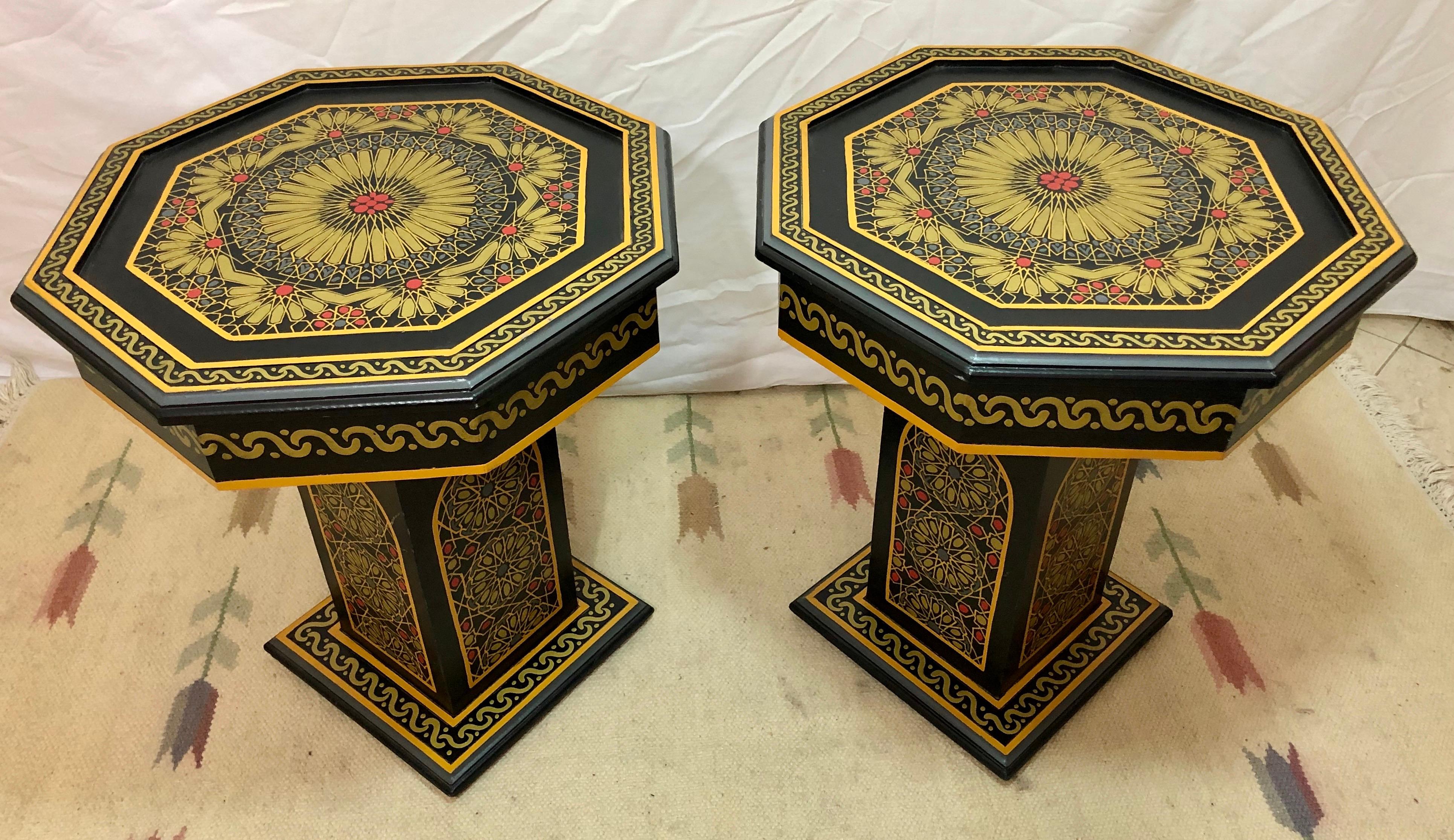 Paire de tables de chevet, d'appoint ou de lampe marocaines peintes à la main en noir et or Bon état - En vente à Plainview, NY