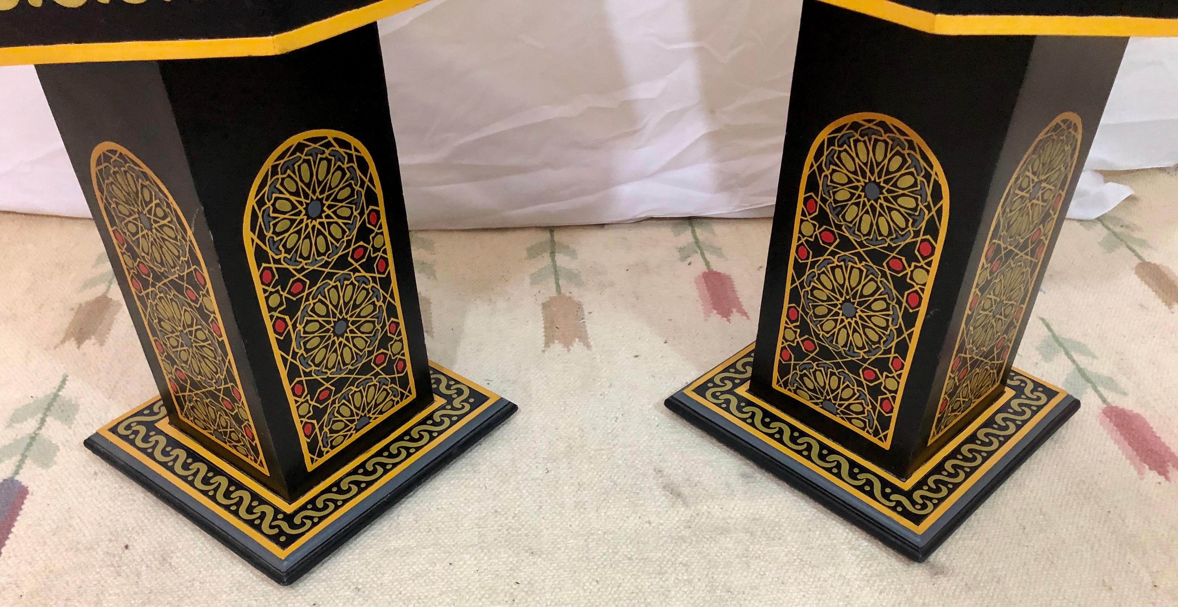 Bois Paire de tables de chevet, d'appoint ou de lampe marocaines peintes à la main en noir et or en vente