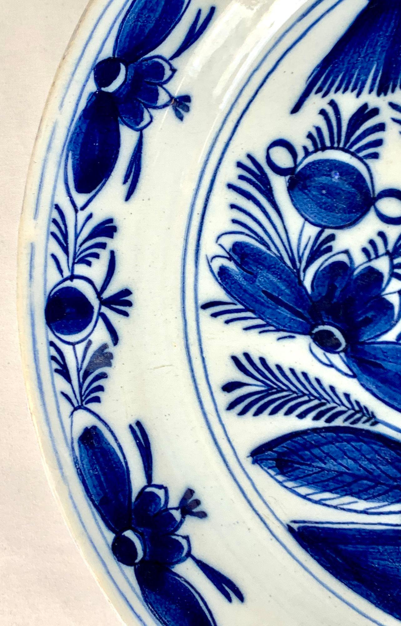 Peint à la main Assiette de présentation de Delft bleu et blanc peinte à la main Pays-Bas vers 1800 en vente