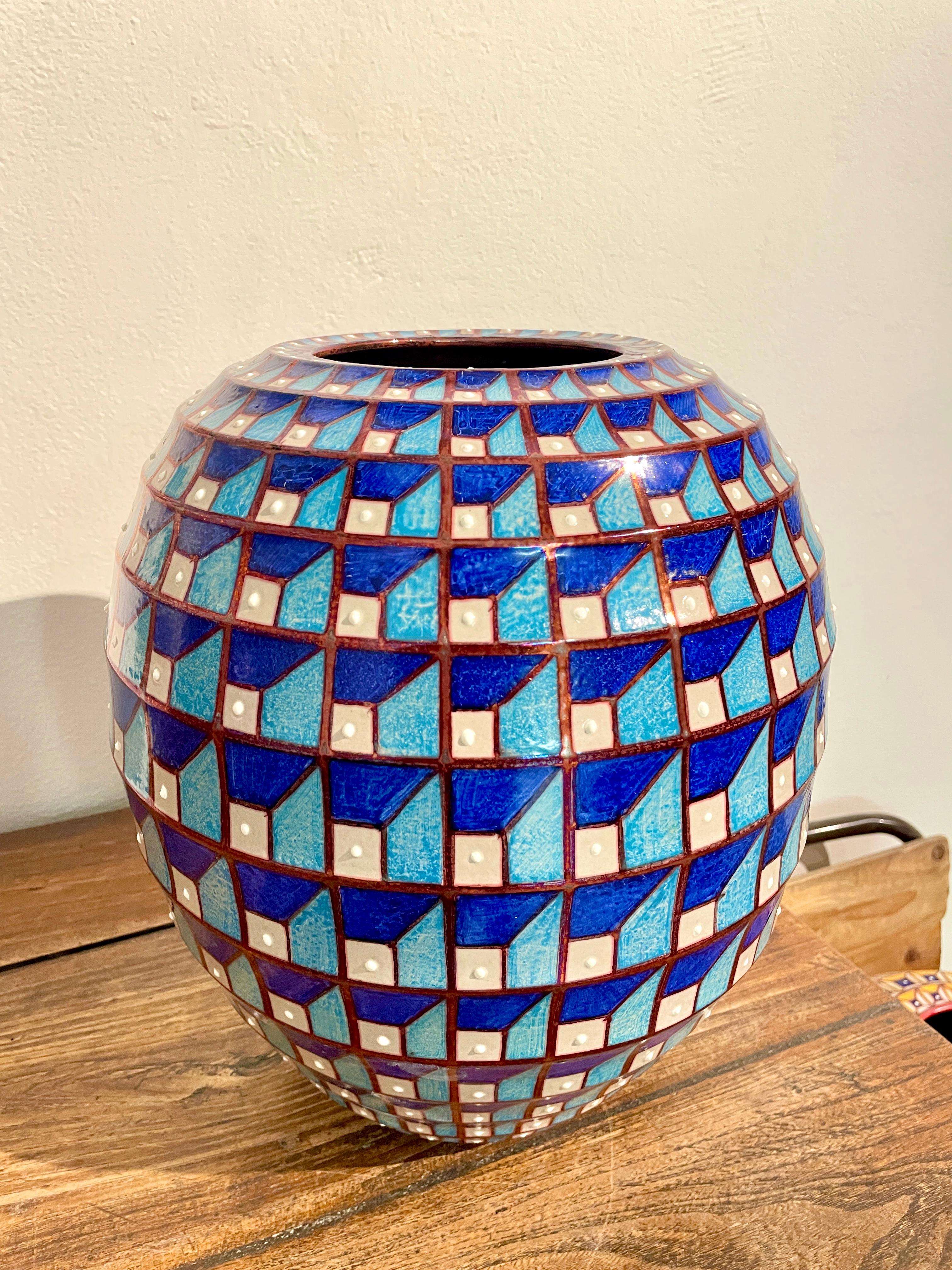 Cassettoni Vase 2024,  hand-painted majolica, fired in  full fire-reduction
Dimensions: 28 cm diameter x 36 cm height
Unique piece


Bottega Vignoli is a brand of artistic ceramics based in Faenza, one of the most representative ceramic production