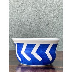 Ciotola in ceramica blu con motivi geometrici dipinta a mano