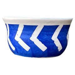 Ciotola in ceramica blu con motivi geometrici dipinta a mano