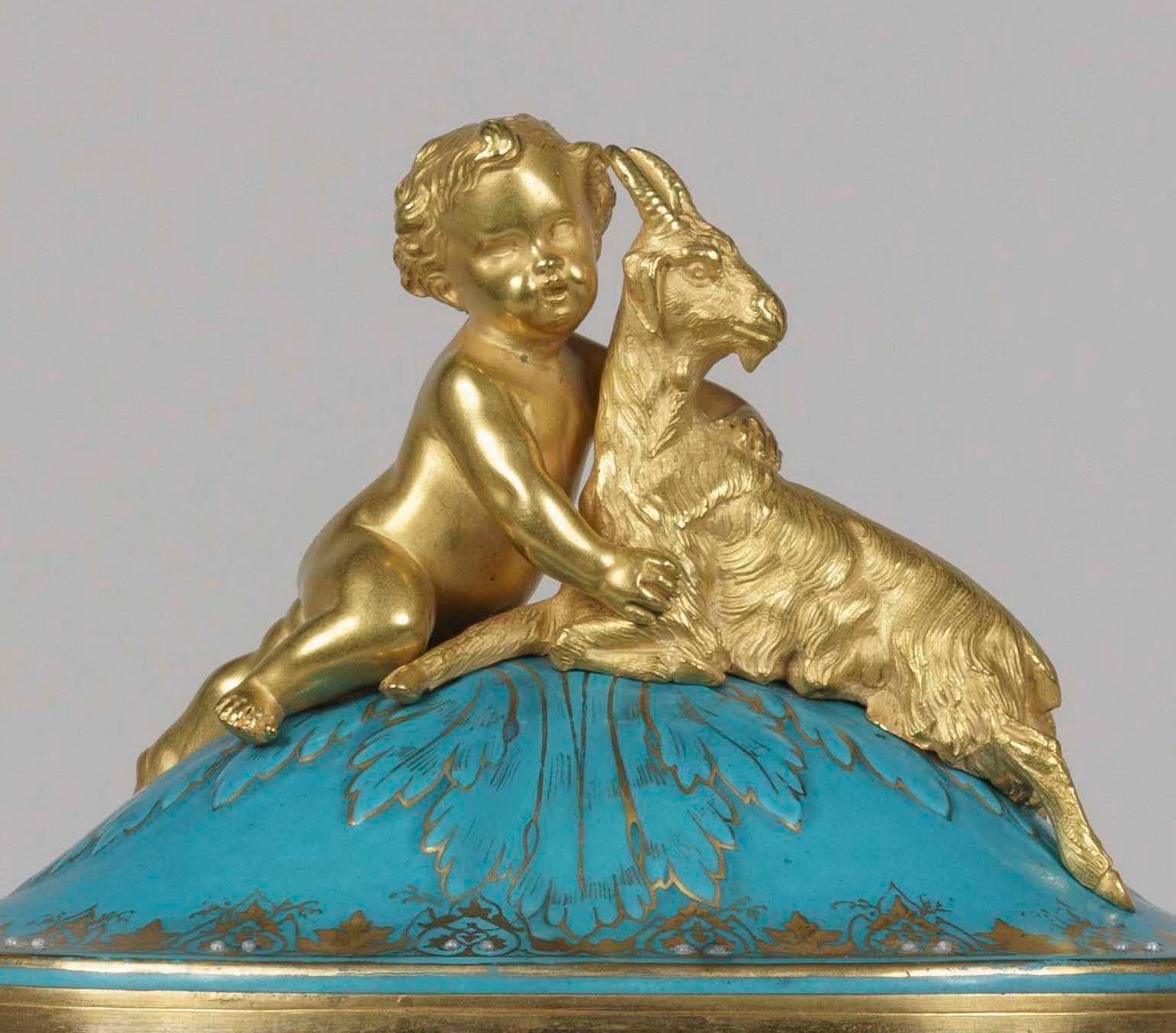 Dorato Centrotavola in porcellana blu e bronzo dorato dipinto a mano in stile Luigi XVI in vendita