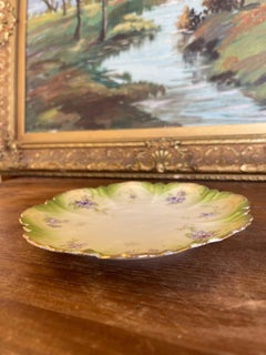 Placa de armario pintada a mano con borde ombre en tonos verdes y dorados.