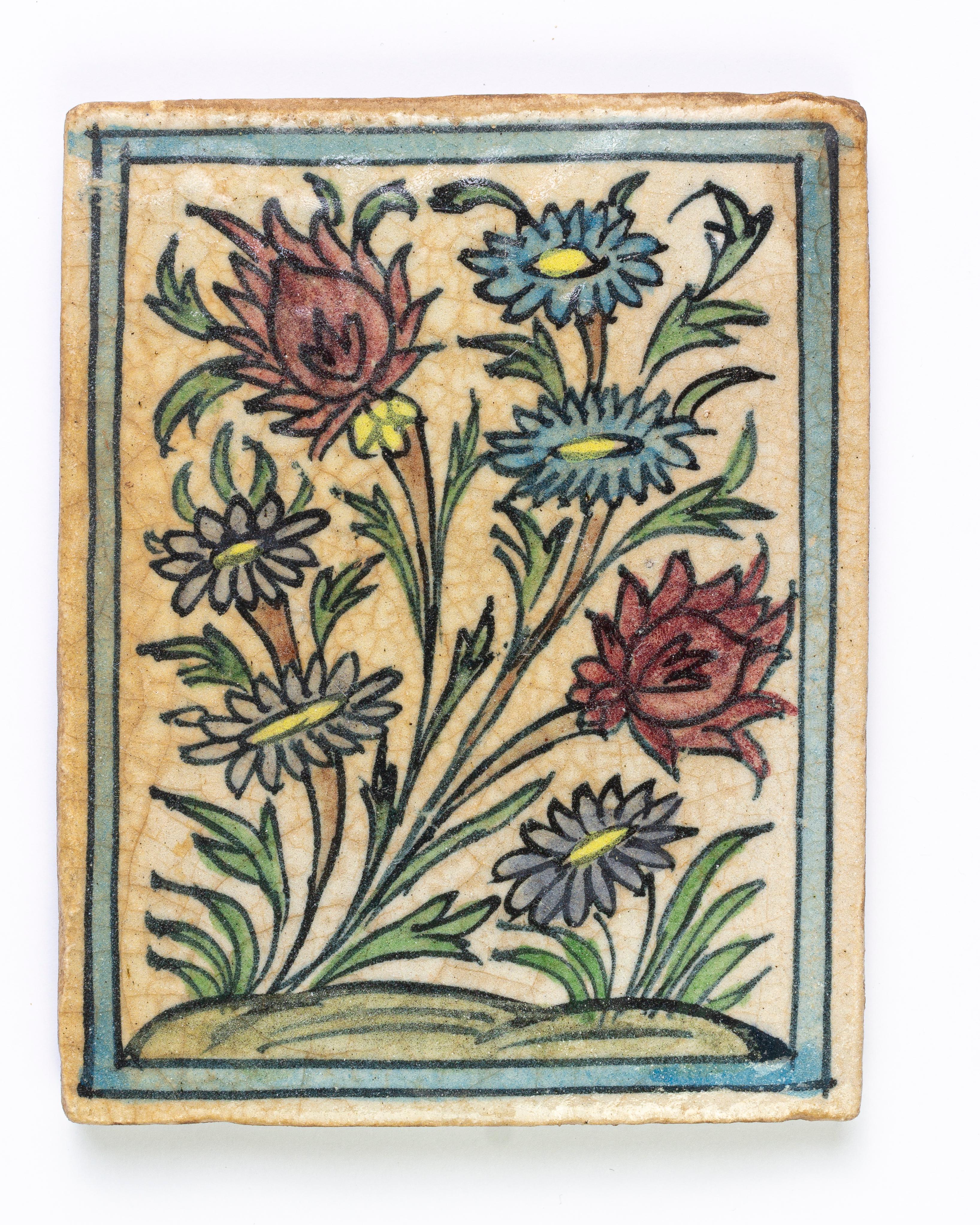 Azulejos orientales antiguos, pintados a mano bajo vidriado, con flores. En la pared son como un cuadro insólito: cerca de la puerta principal, en el balcón, bajo el porche en el jardín (si tienes suerte).
Mira a los demás, también..


ref. nº