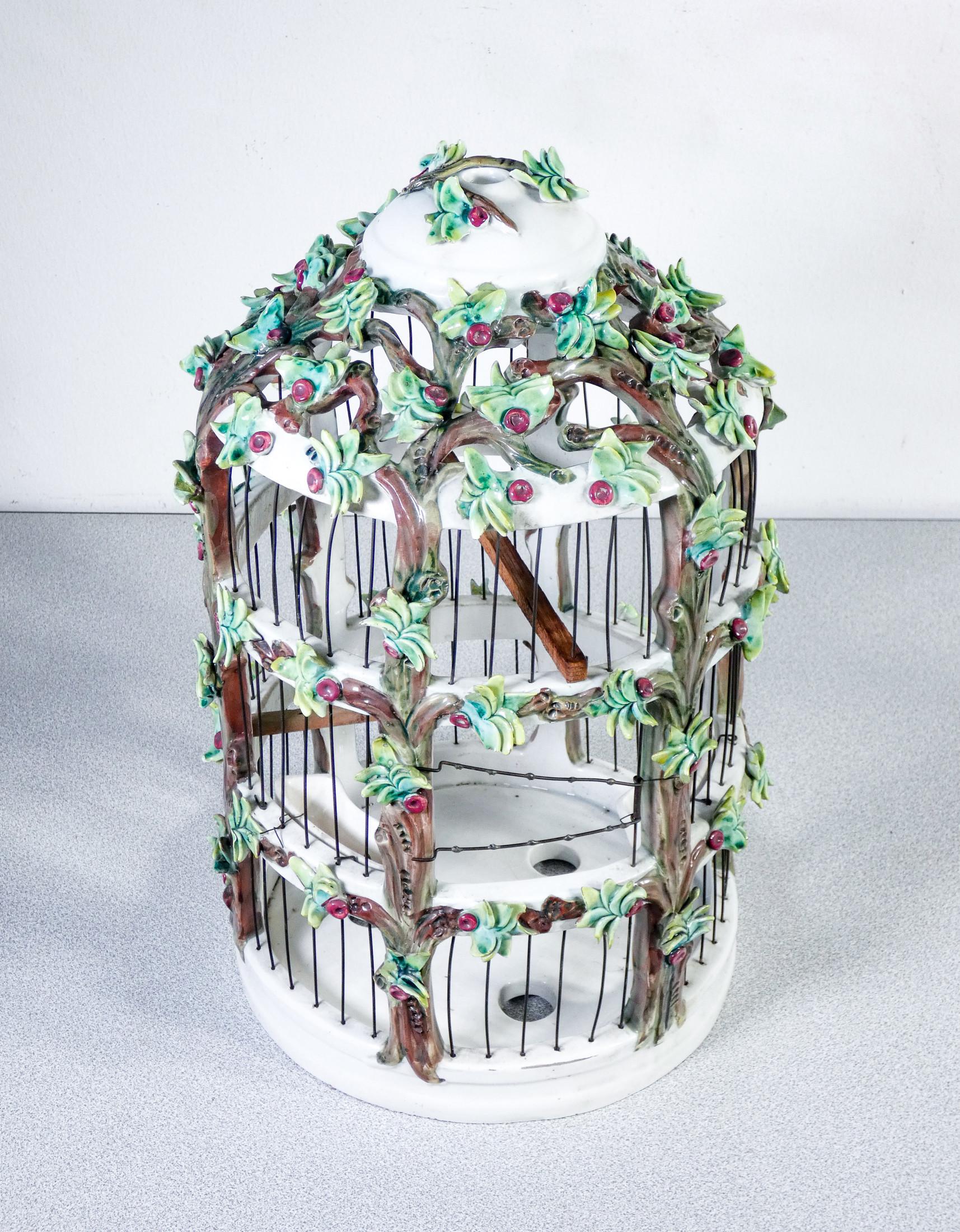 Hand Painted Ceramic Aviary, Italian Manufacture, Early Twentieth Century In Good Condition For Sale In Torino, IT