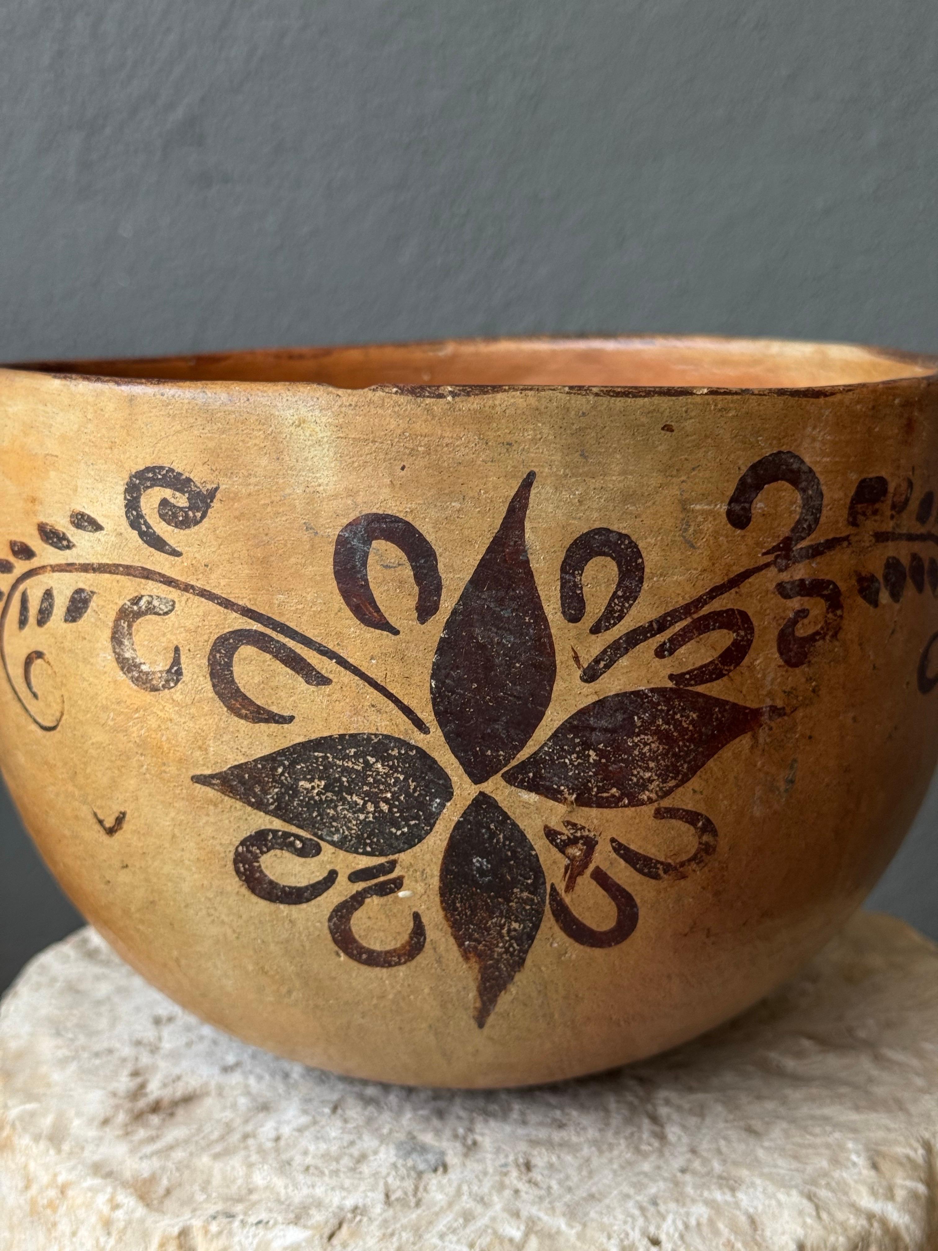 Cuenco de cerámica pintado a mano de Tulimán, Guerrero, años 70.