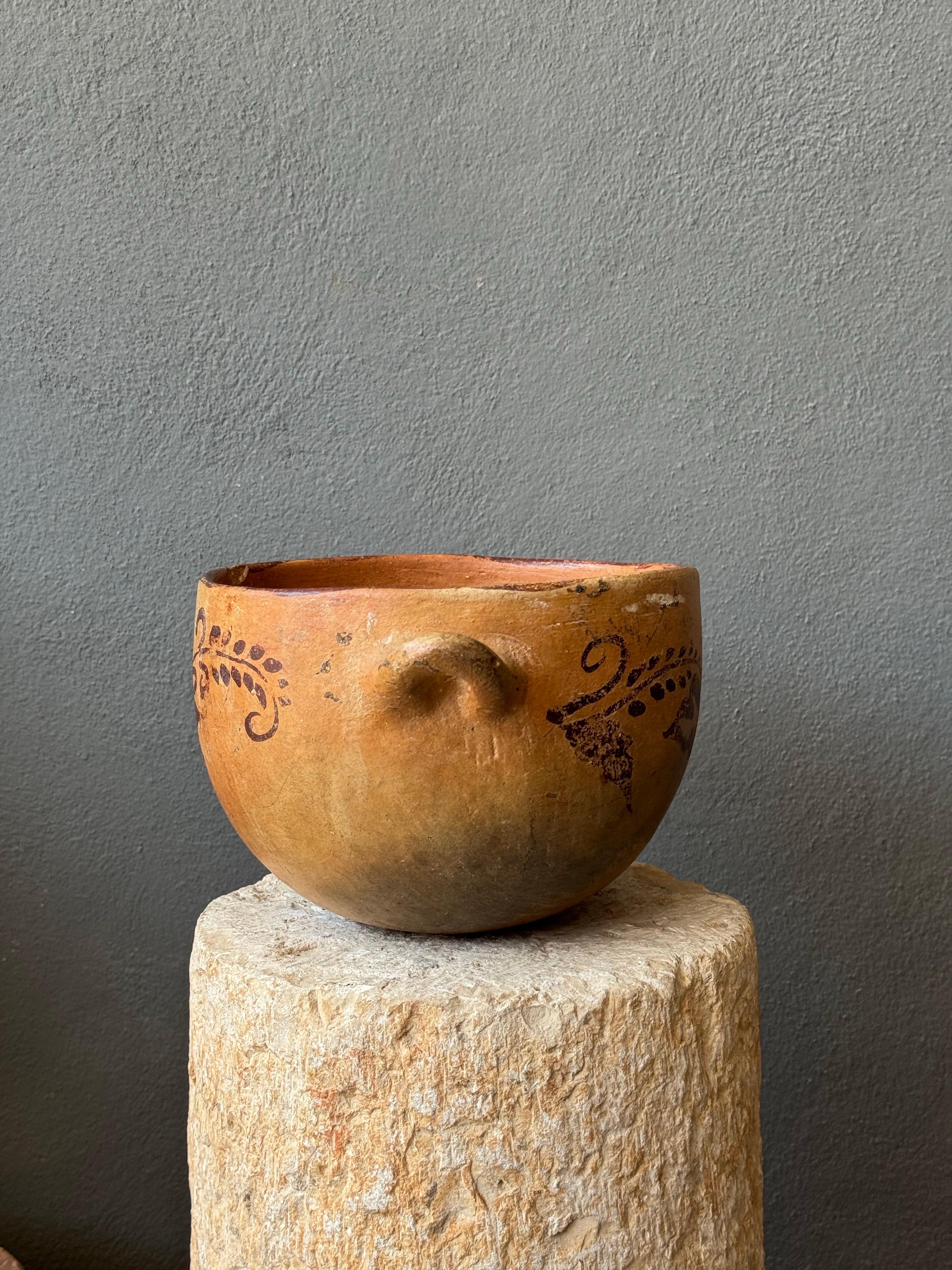 Cuenco de cerámica pintado a mano de Guerrero, México, años 70 Hecho a mano en venta
