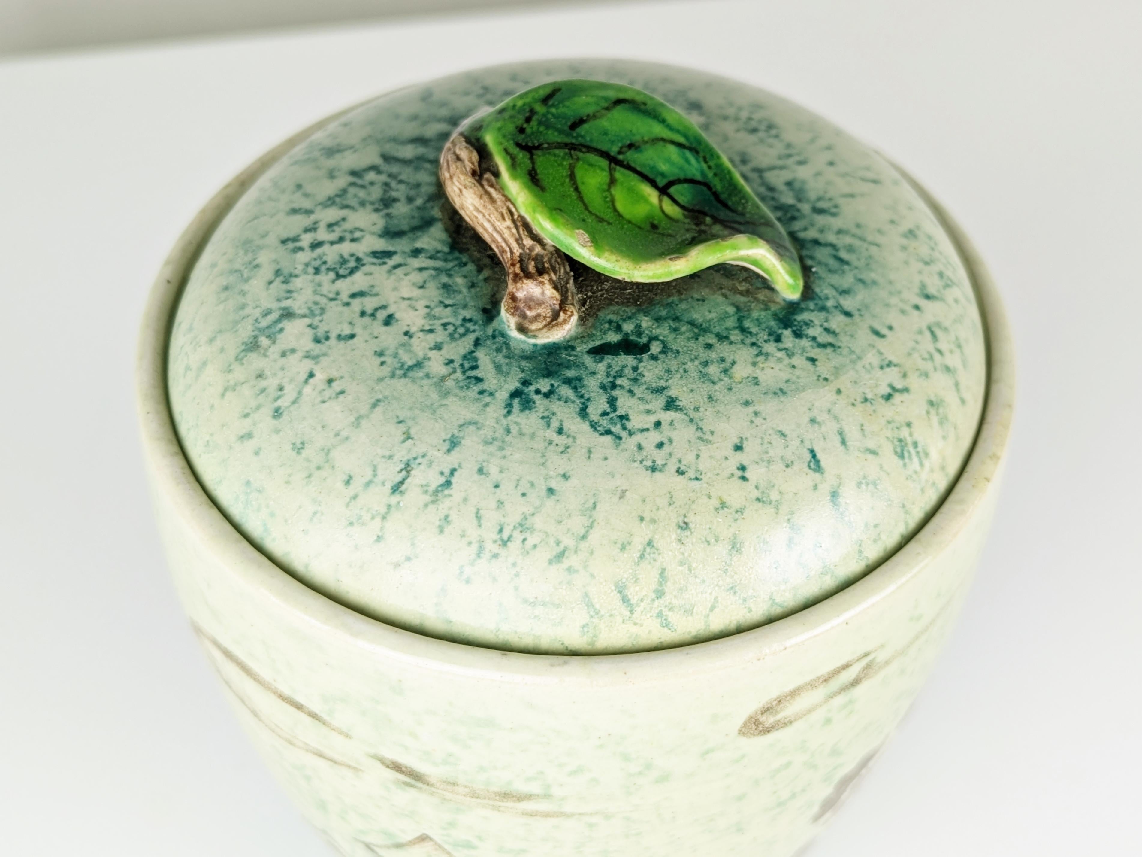 Deliziosa e rara scatola in ceramica dipinta realizzata negli anni '40 dalla fabbrica Arte Casa di Albisola. Condizioni abbastanza buone, lievi difetti nella ceramica. Marchio del produttore sulla base.