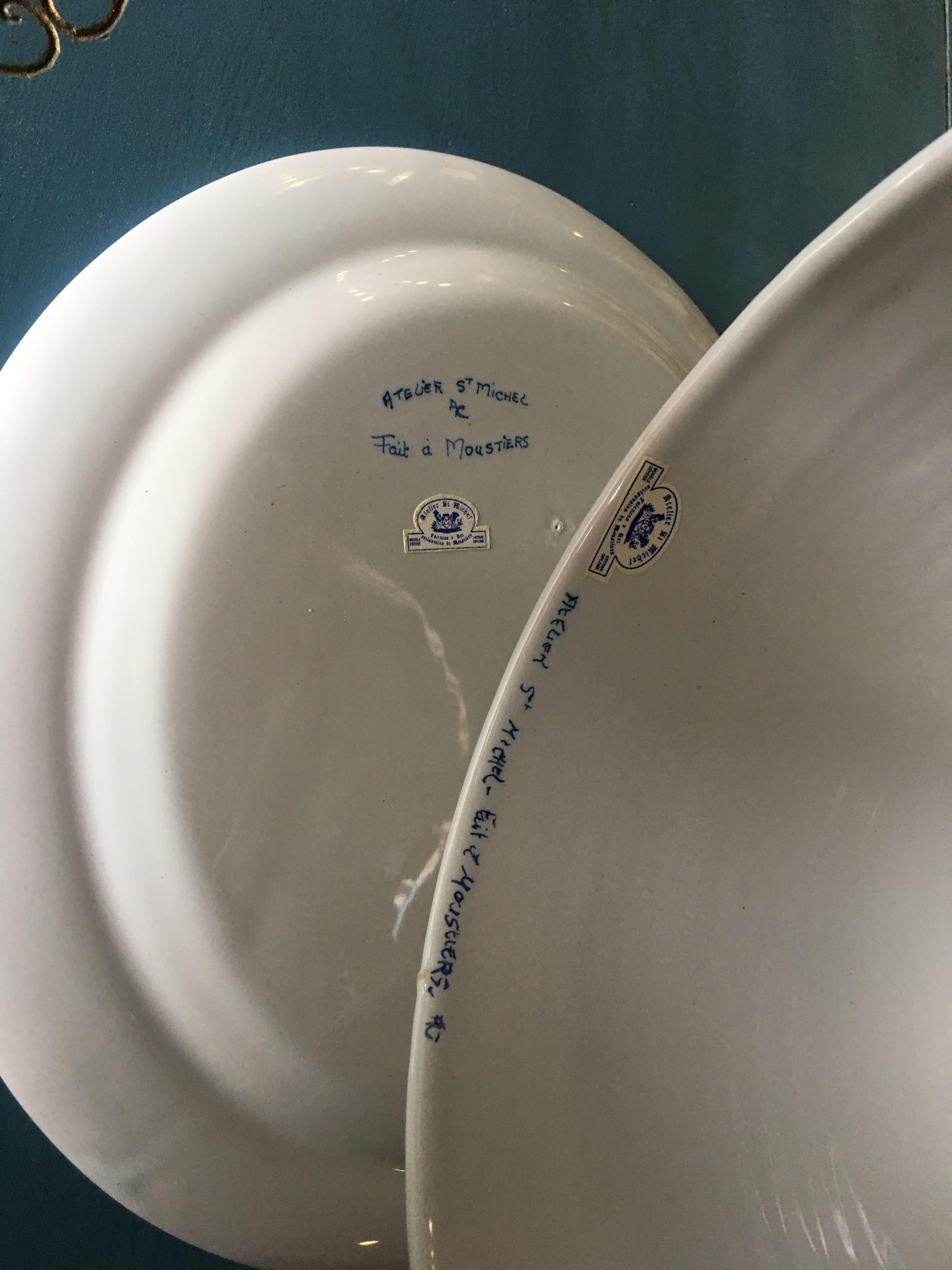 XX secolo Piatto da torta in ceramica dipinto a mano con coperchio decorato di A. Michel Moustiers in vendita